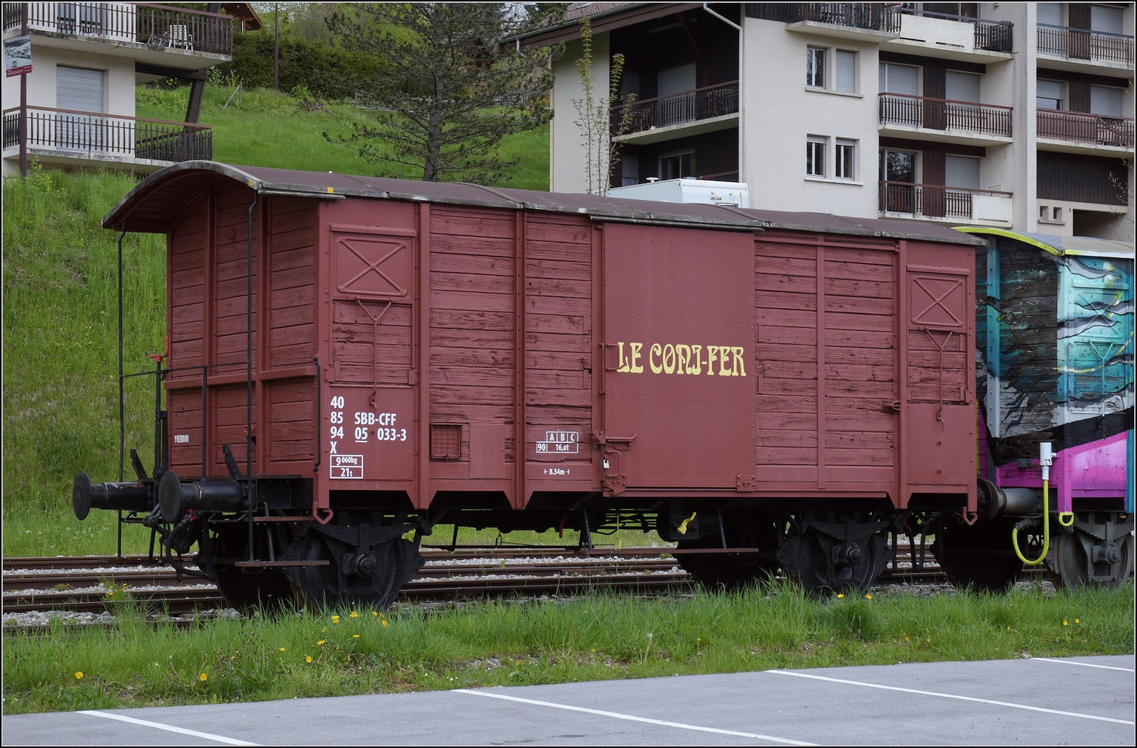 Abstecher zur Coni'fer. Ein hbsch restaurierter gedeckter Gterwagen aus der Schweiz, der offenbar zuletzt als Dienstwagen in Betrieb war. 40 85 CFF-SBB 94 05 033-3 X in Les Hpitaux-Neufs. Mai 2023.