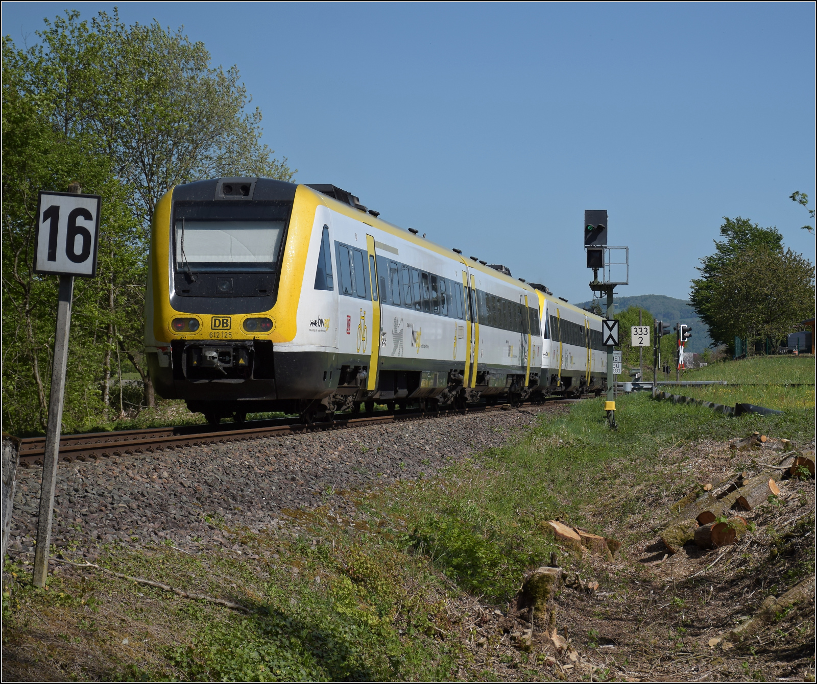 Ade Dieselloch am  badischen Triumphbogen . 

612 051 und 612 125 kommen nach der Steinabr�cke ab Lauchringen auf die Rennstrecke bis Erzingen. April 2026.