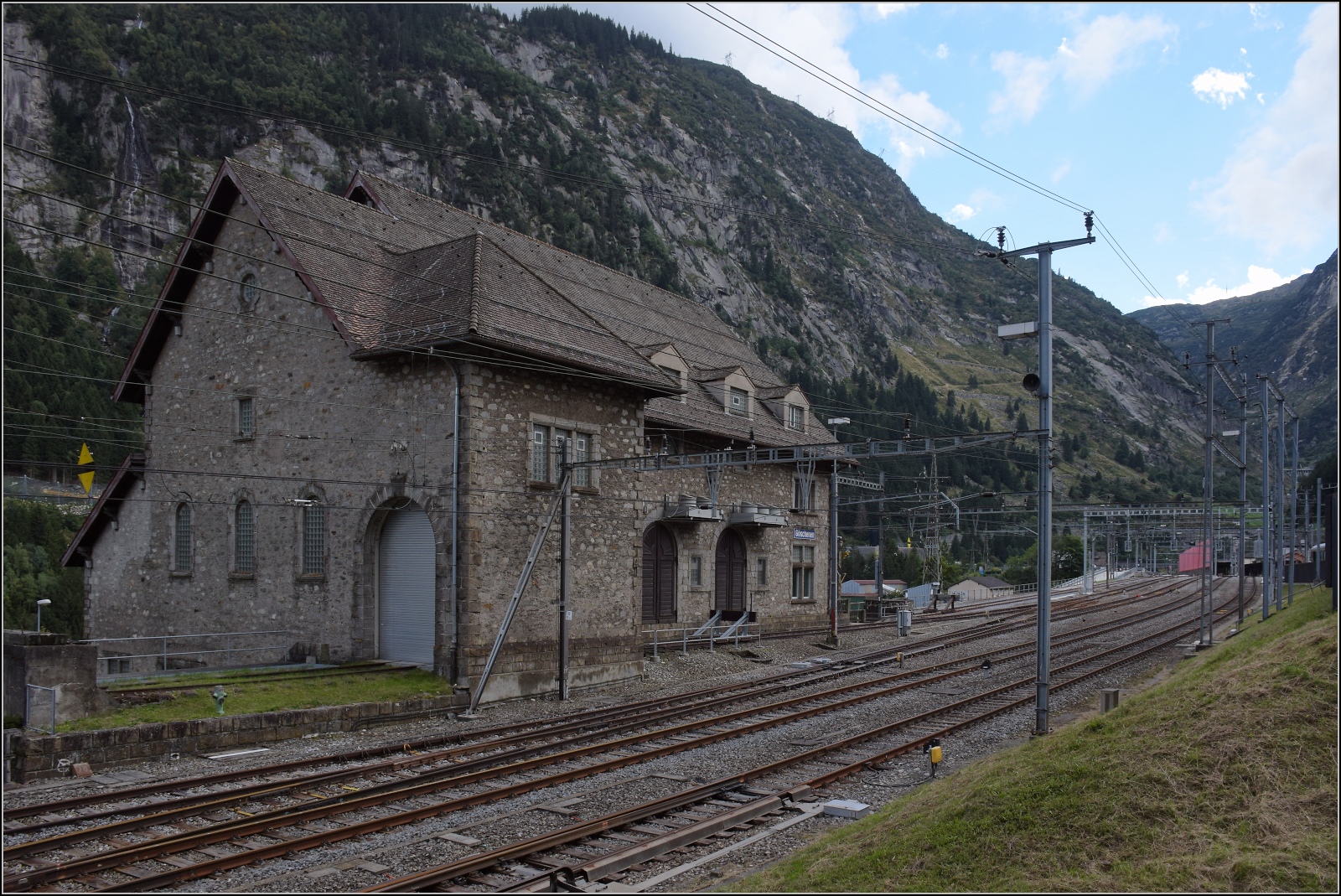 Als der Bahnstrom noch ein Haus bekam. Unterwerk Gschenen zur Bereitstellung von 15 kV. September 2022.