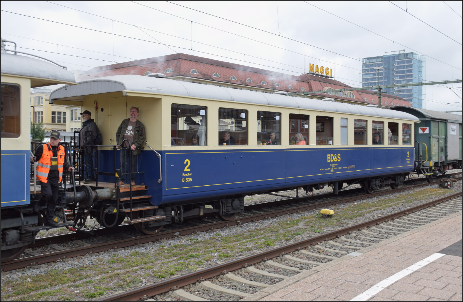 Als vierter Wagen ist der ehemalige Emmentaler Wagen B 535 mit Plattformen eingereiht, die Abspannung deutet darauf hin, dass es sich hier um einen verblechten Holzwagen handelt.. Diese Wagen sind bei Museumsbahnen sehr beliebt, deswegen sind einige Exemplare erhalten geblieben. Eigentlich w�re die korrekte Bezeichnung Bi 535. Singen, Oktober 2026.