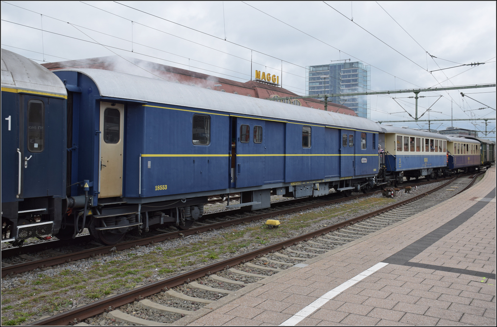 Als zweiter Wagen ist ein schwerer Umbau-Stahlwagen der SBB eingereiht, der im Gewand eines CIWL-Fourgeon daherkommt. Singen, Oktober 2026.