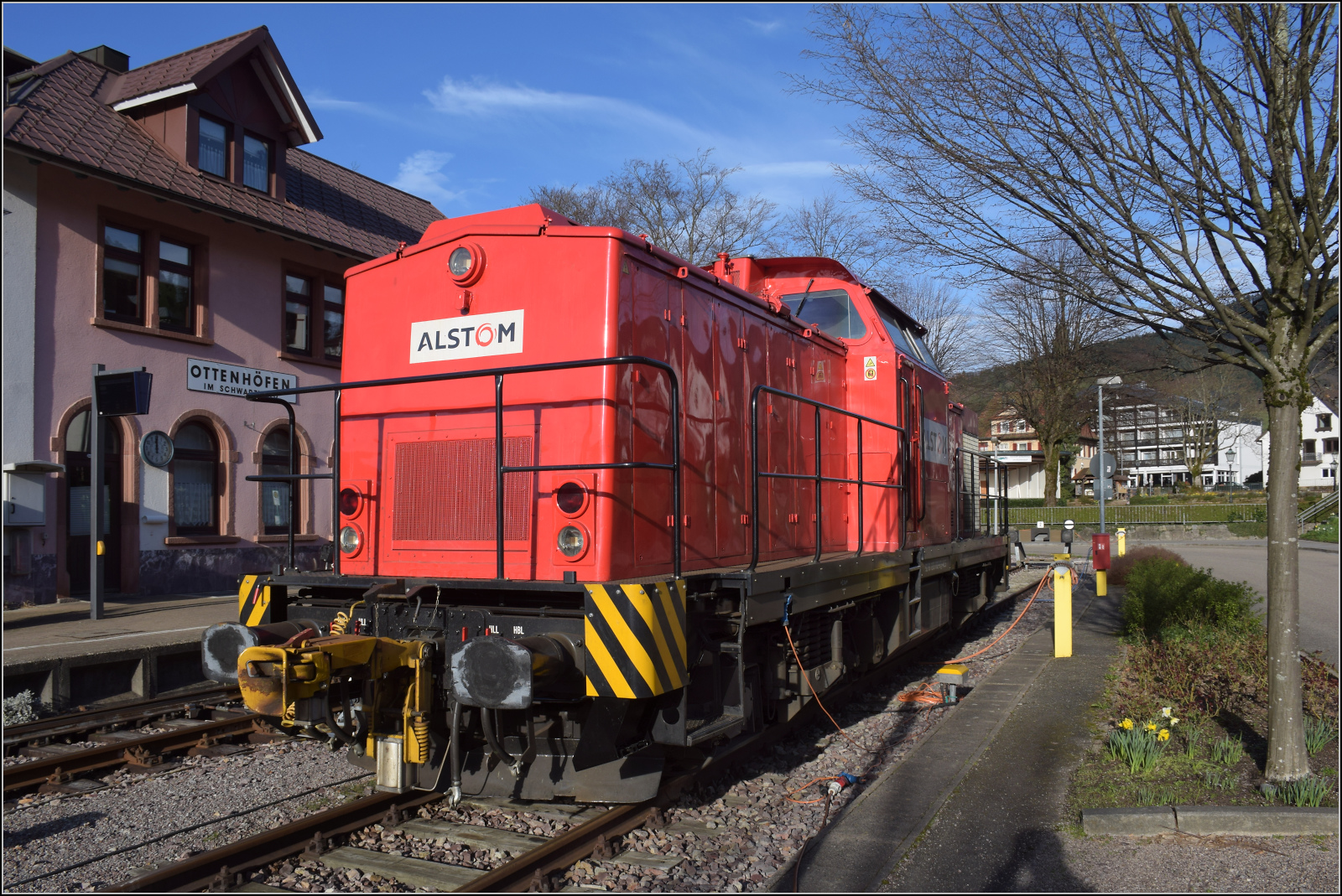 Am Ende der Achertalbahn stehen zwei Prellbcke und die Reichsbahn-V 100, heute von Alstom, mit der Nummer 203 102. Ottenhfen, Mrz 2024.