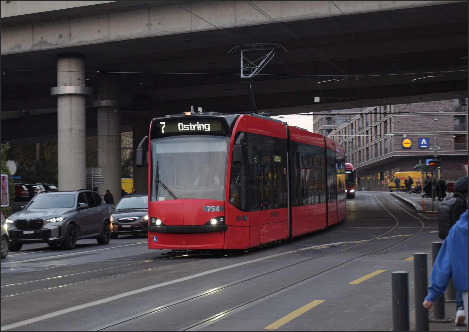 Am Europaplatz in Bern. Im Bild der Combino Advanced Be 6/8 754. Januar 2026.