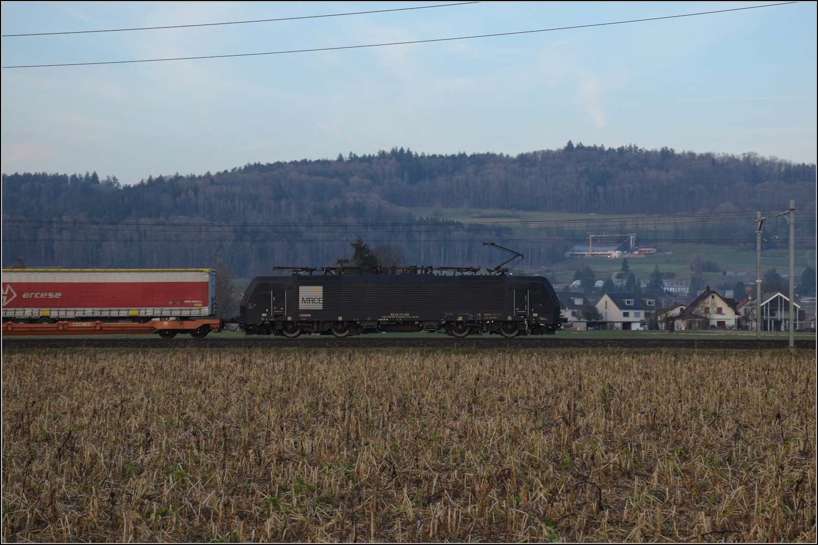 Am fast dauerverschlossenen Bahnbergang.

193 701 der MRCE in Hendschiken. Februar 2023.