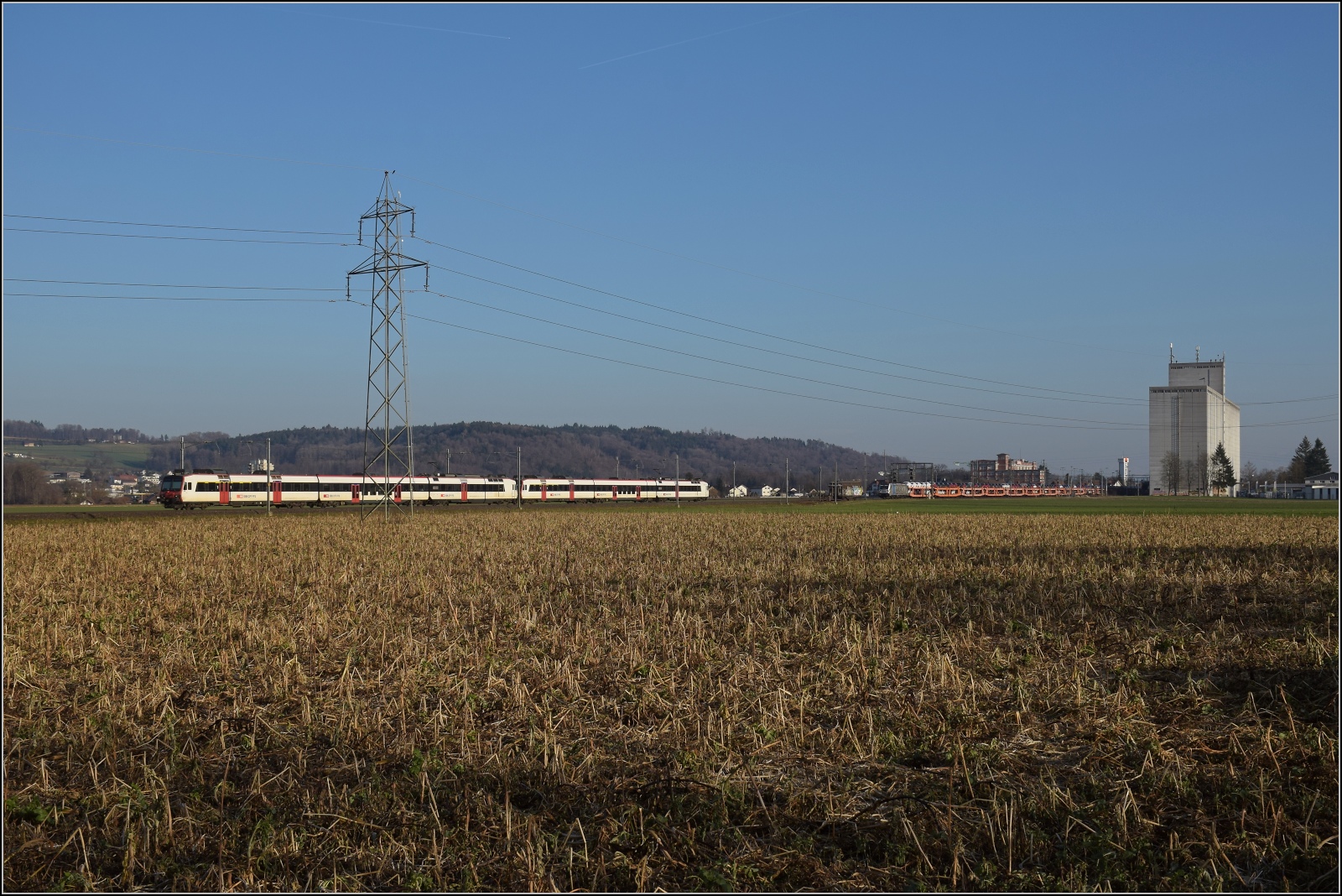 Am fast dauerverschlossenen Bahnübergang.

BDe 560 281 'L'Arbogne' und RBDe 560 293 in Hendschiken. Februar 2023.