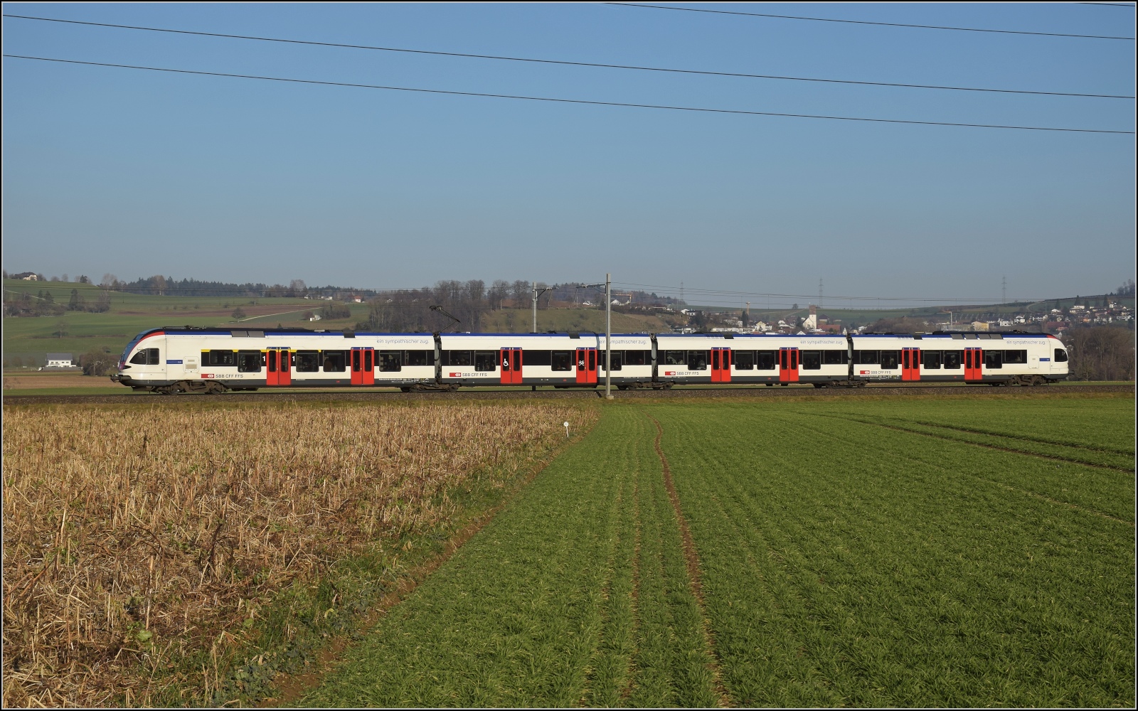 Am fast dauerverschlossenen Bahnübergang.

RABe 523 004 in Hendschiken. Februar 2023.
