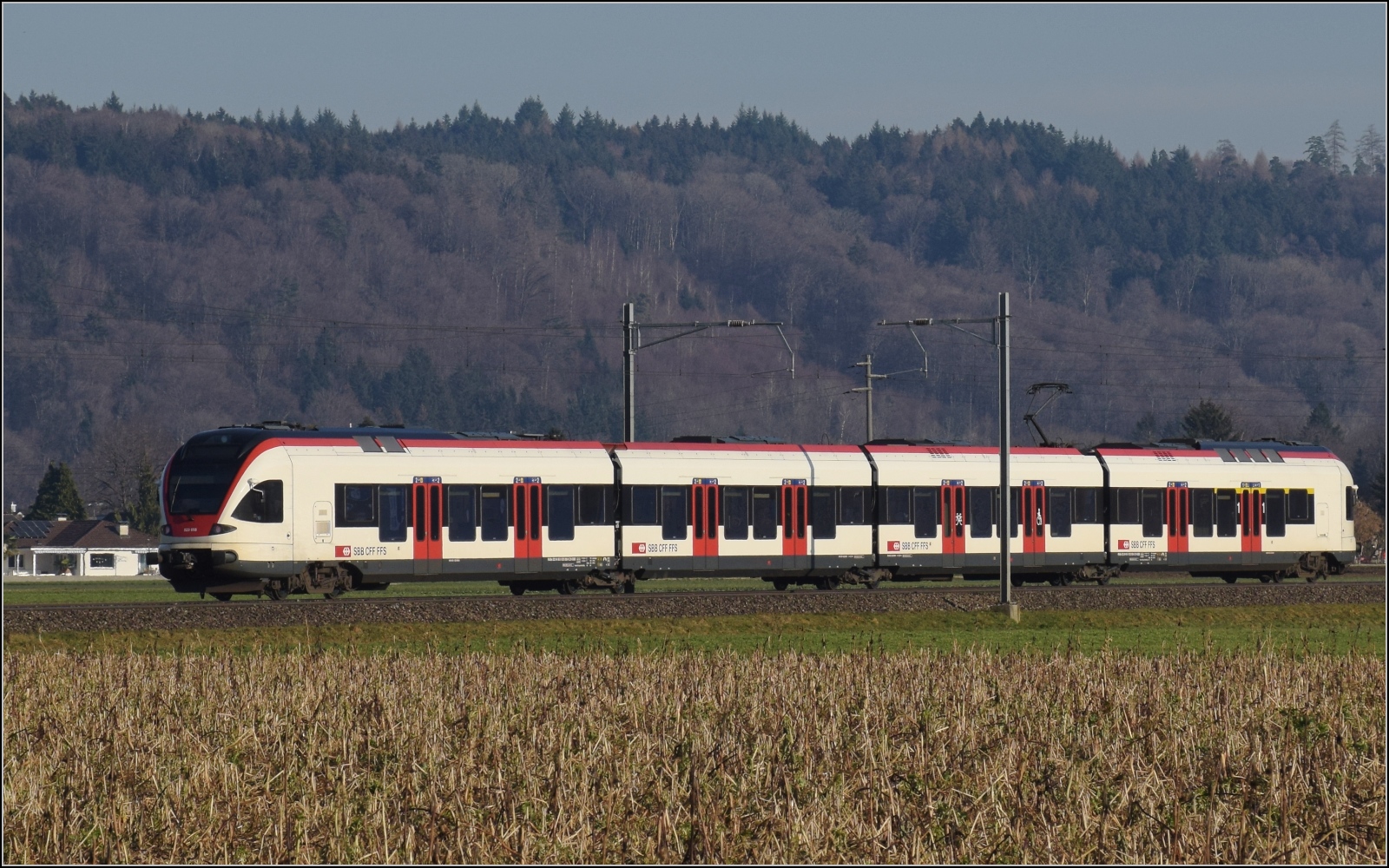 Am fast dauerverschlossenen Bahnübergang.

RABe 523 056 in Hendschiken. Februar 2023.