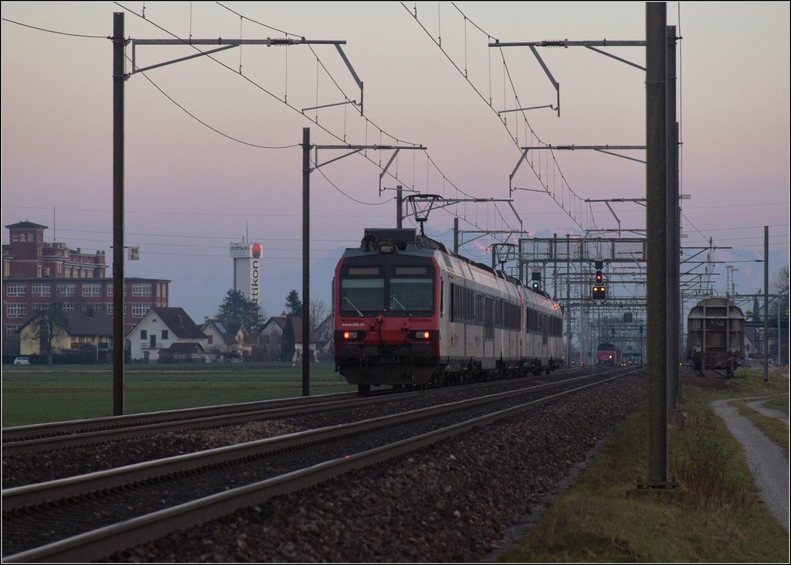 Am fast dauerverschlossenen Bahnbergang.

Zwei unbekannt gebliebene RBDe 560 in Hendschiken. Februar 2023.