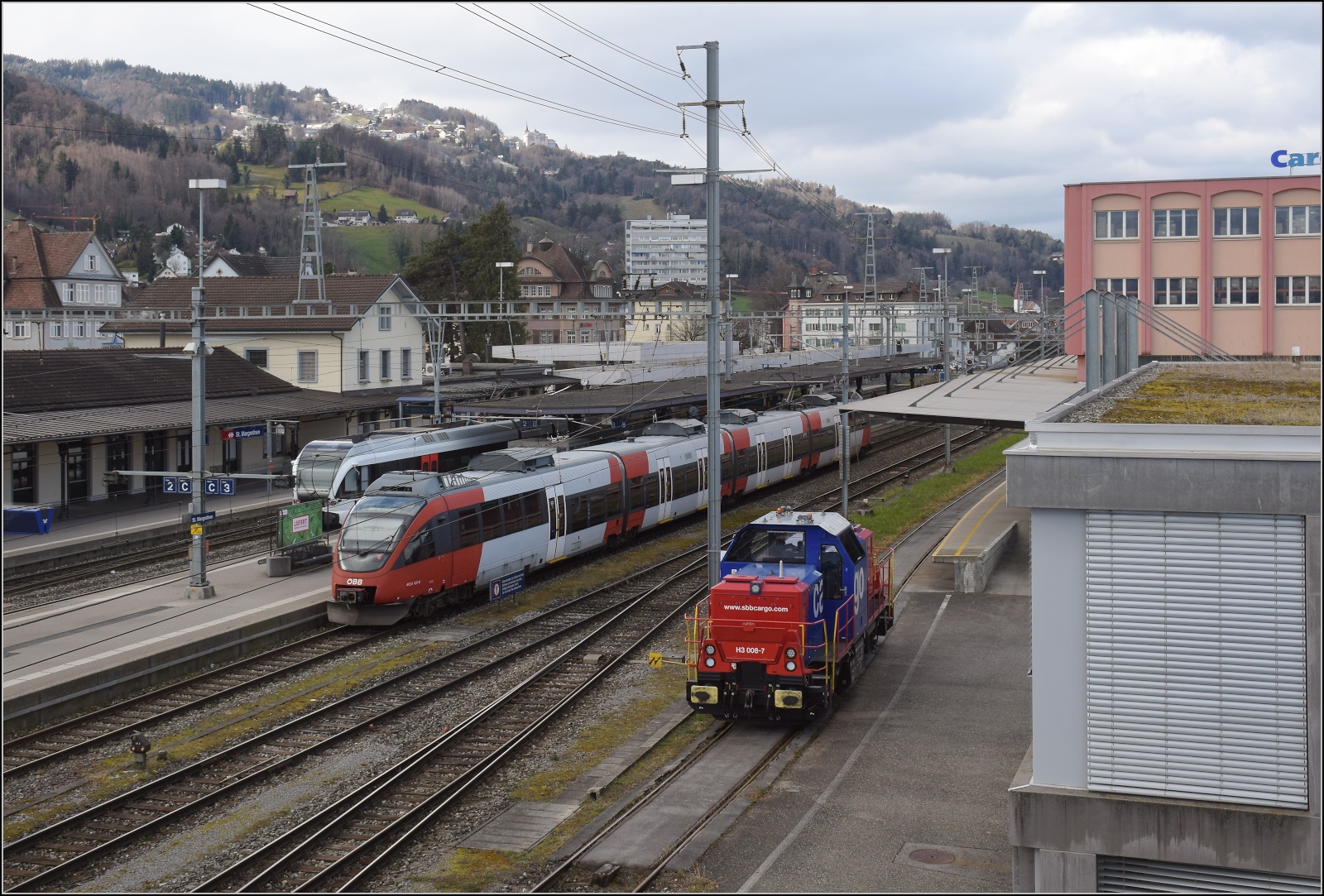 Ama 832 008 der SBB in St. Margrethen. Dahinter wartet 4024 021 der BB auf seine Rckfahrt nach Bregenz whrend sich dahinter noch ein REX 7 alias S7 in Form eines Thurbo-GTW versteckt. Februar 2023.