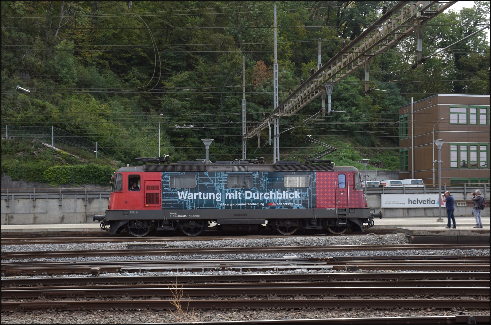 An diesem Tag kommt die Werbelok Re 420 345 'Wartung mit Durchblick' nicht ungeschoren von der Masse an Bahnfotografen durch Olten. August 2023.