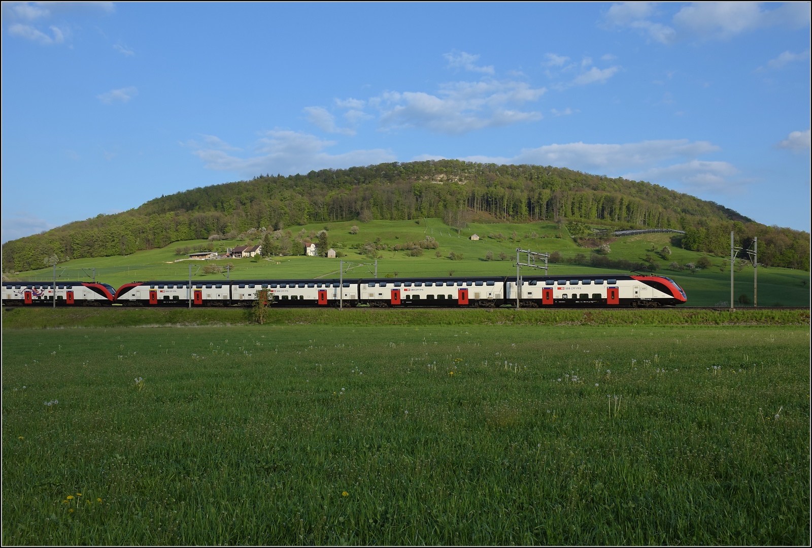 An RABe 502 001 hngt ein unbekannt gebliebender kurzer Twindexx, RABe 502.4, Thrnen, April 2022.