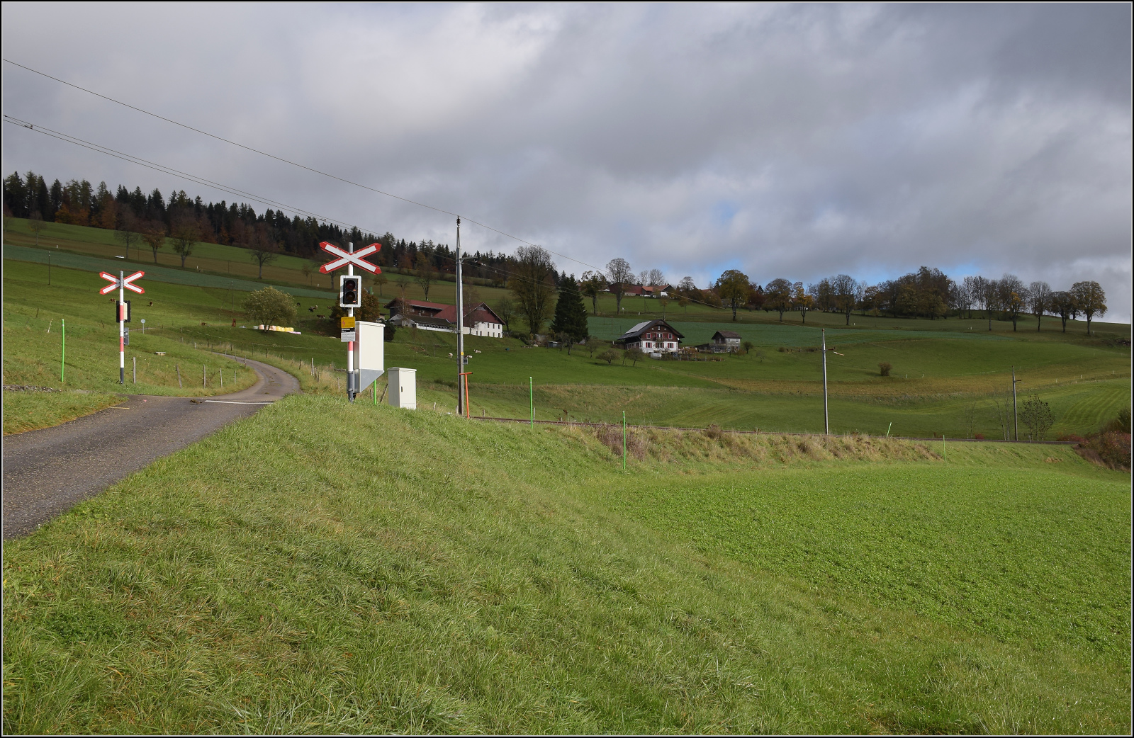 An der Strecke von Neuenburg nach Paris. Ein unbeschrankter Bahnbergang bei Plancemont regelt vor allem den landwirtschaftlichen Verkehr und bremst sonst meist sechsmal am Tag ein paar Spaziergnger aus. Oktober 2025.