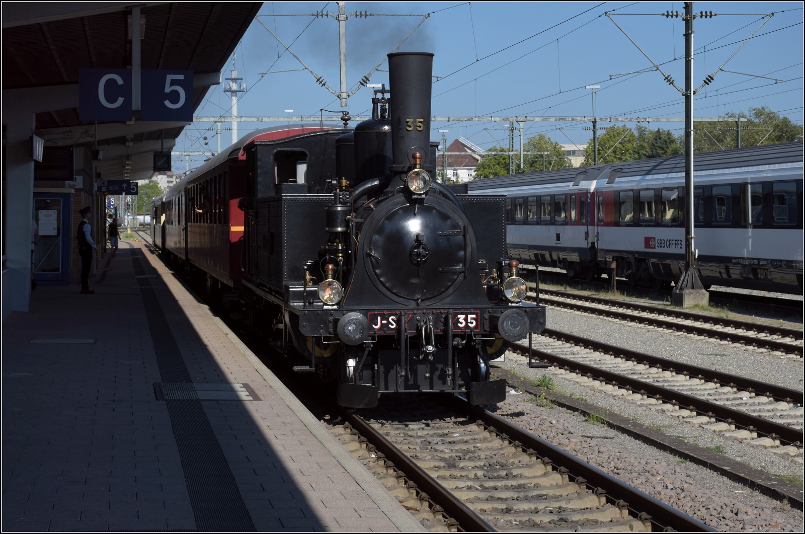 Ankunft von Jura-Simplon 35 alias Eb 2/4 35 in Singen. September 2023.