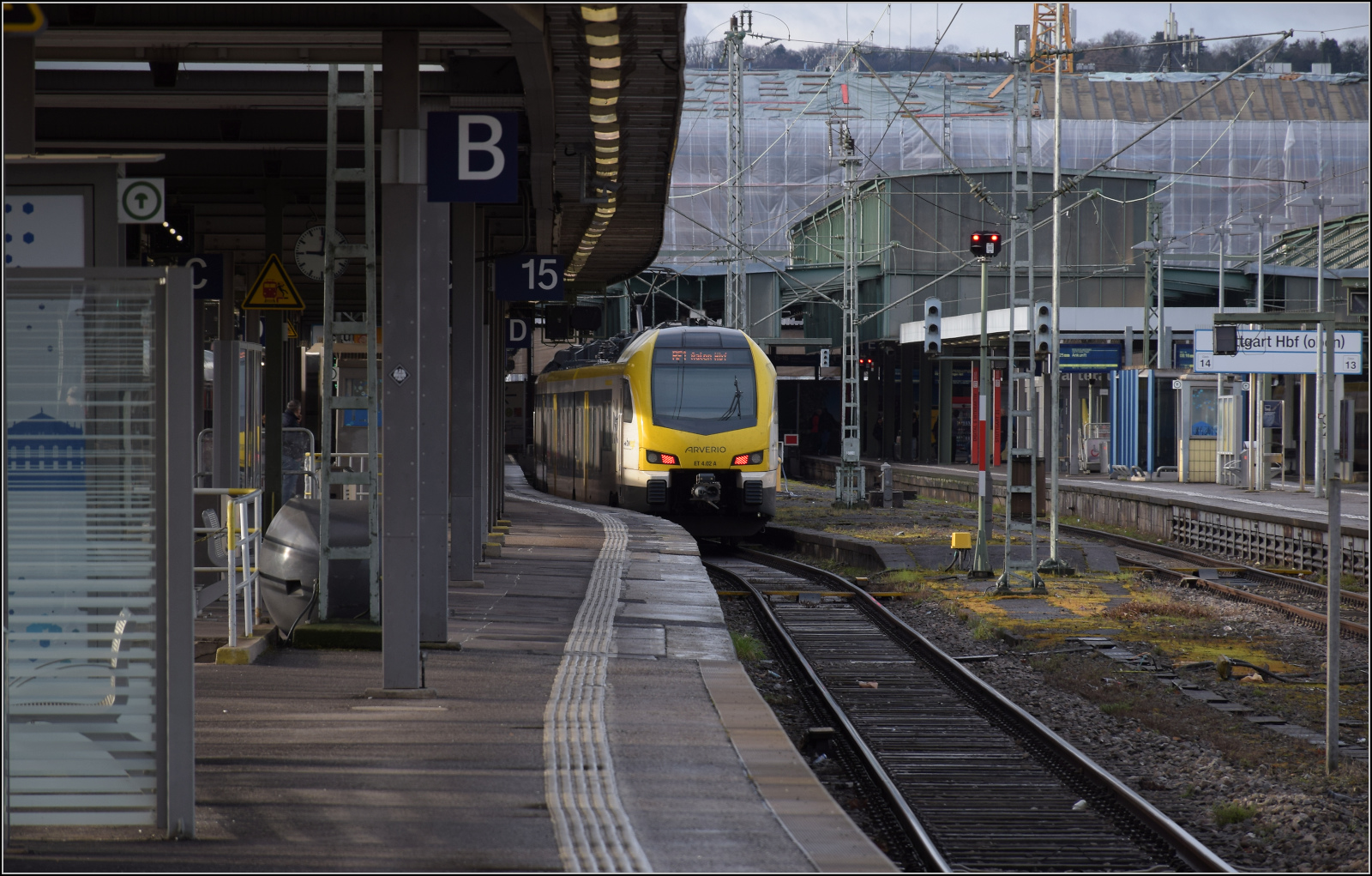 Arverio übernahm das GoAhead-Geschäft und mit ihm den Flirt 3 ET 4.02, offiziell mit der Nummer 1428 016 versehen. Dieser Zug fährt gerade gerade aus Aalen ein. Stuttgart, Februar 2026.