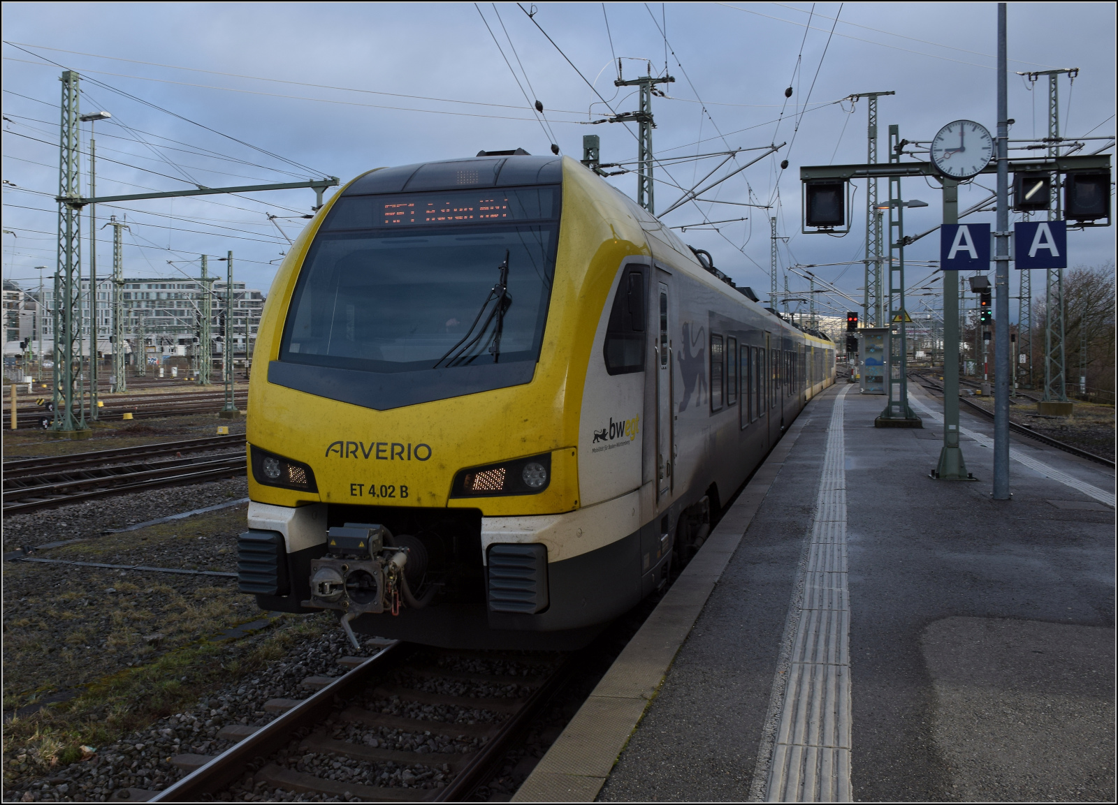 Arverio übernahm das GoAhead-Geschäft und mit ihm den Flirt 3 ET 4.02, offiziell mit der Nummer 1428 016 versehen. Dieser Zug fährt gerade gerade aus Aalen ein. Stuttgart, Februar 2026.