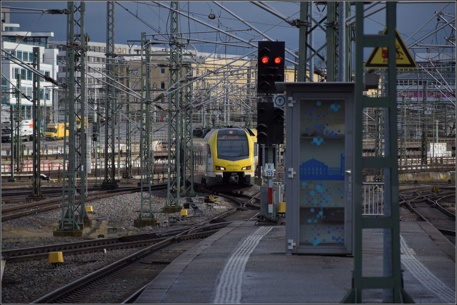 Arverio übernahm das GoAhead-Geschäft und mit ihm den Flirt 3 ET 4.02, offiziell mit der Nummer 1428 016 versehen. Dieser Zug fährt gerade gerade aus Aalen ein. Stuttgart, Februar 2026.