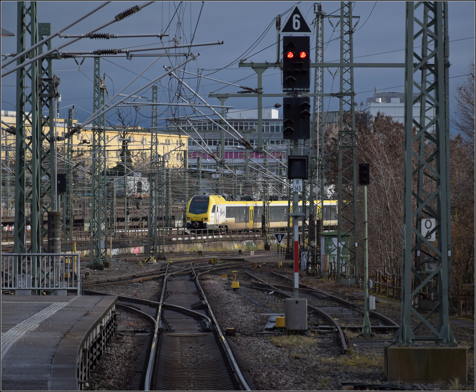 Arverio übernahm das GoAhead-Geschäft und mit ihm den Flirt 3 ET 4.02, offiziell mit der Nummer 1428 016 versehen. Dieser Zug fährt gerade gerade aus Aalen ein. Stuttgart, Februar 2026.