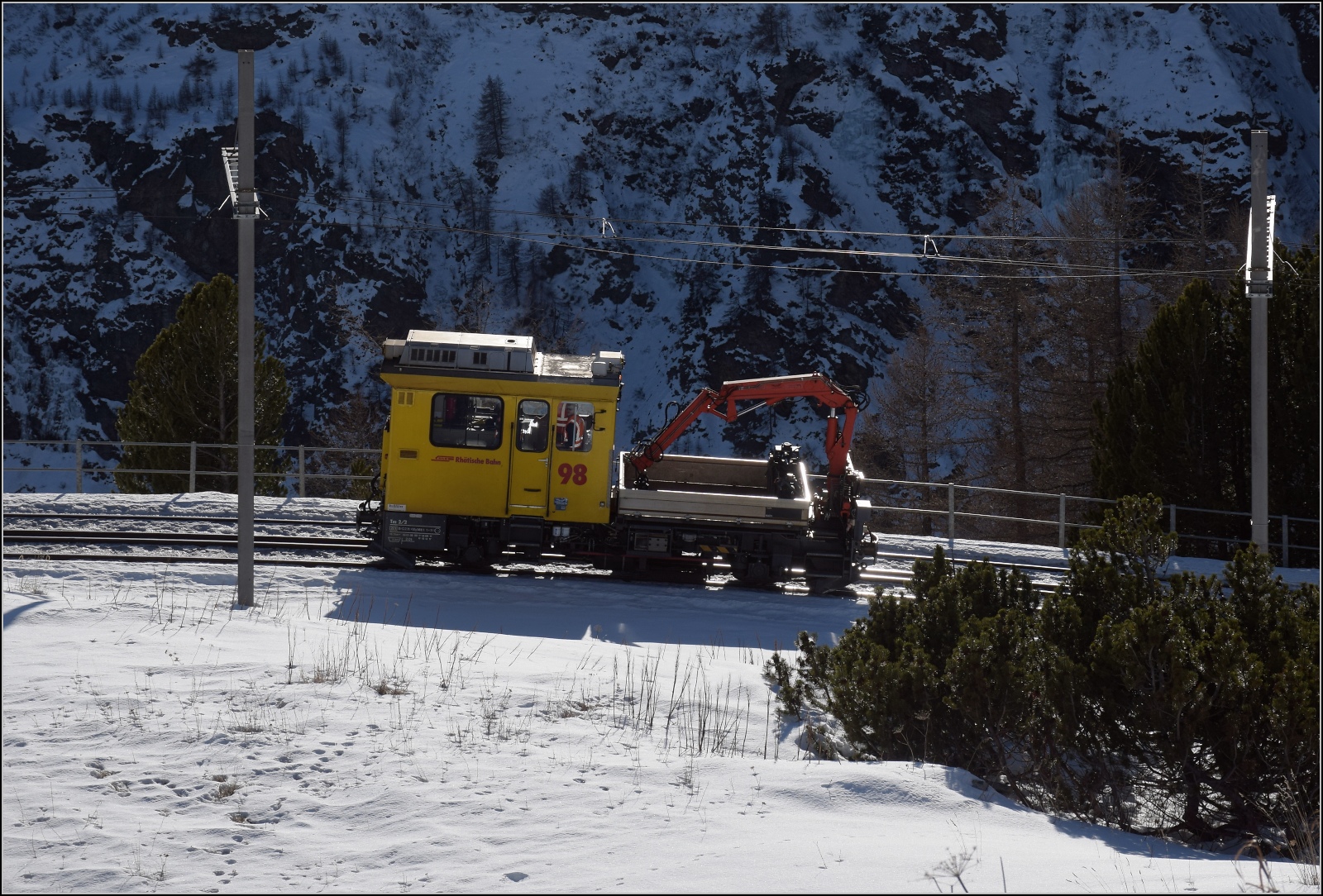 Auf der Alp Grüm.

Einmal spektakulär um den Betrachter herum fährt Tm 2/2 98. Januar 2023.