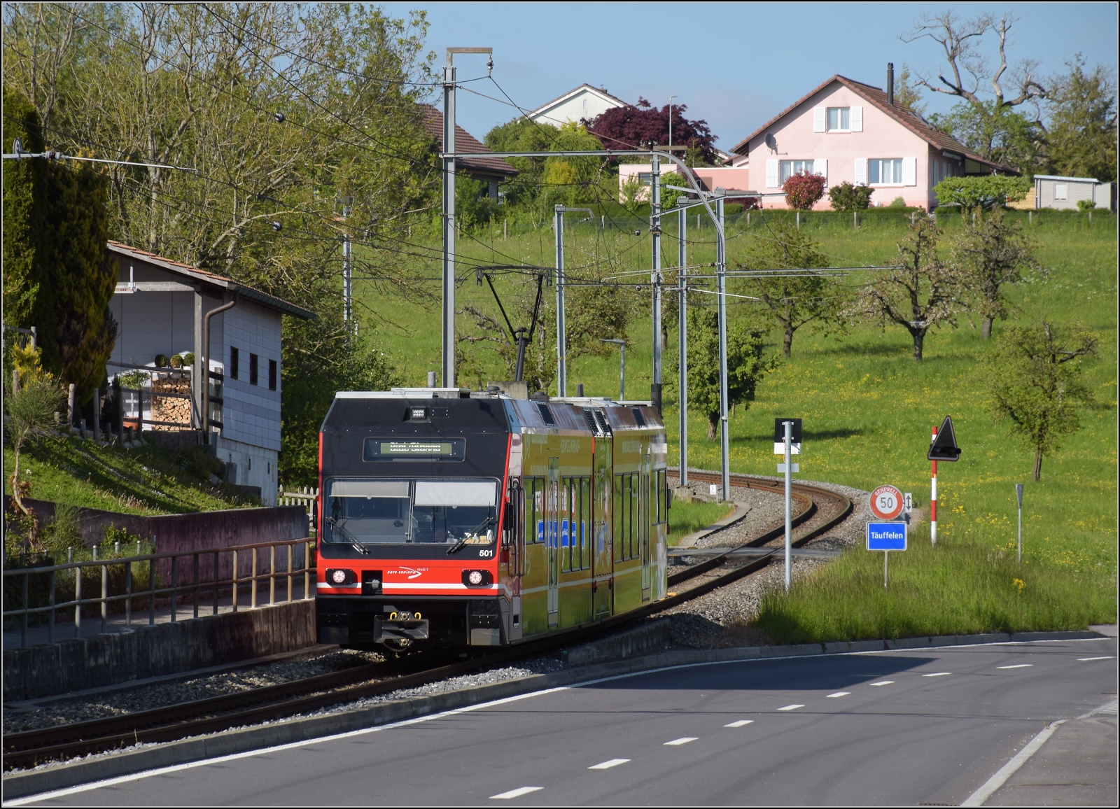 Auf der Biel-Tuffelen-Ins Bahn. 

GTW Be 2/6 501 kommt gerade aus Tuffelen nach Hagneck herunter. April 2022.