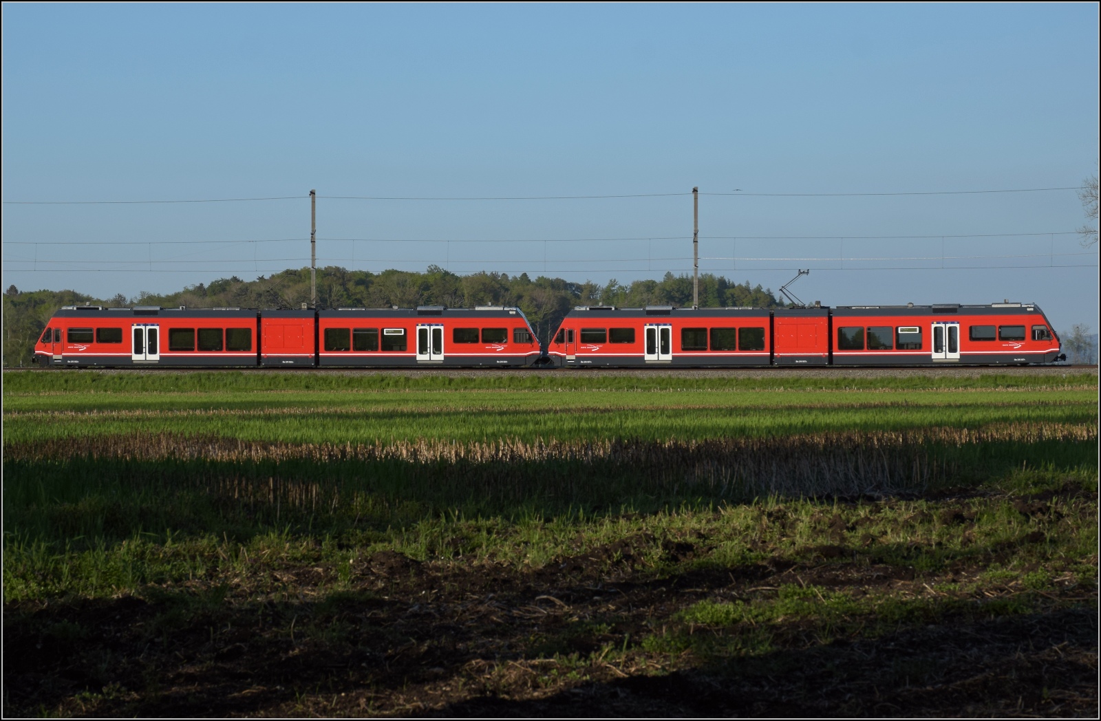 Auf der Biel-Tuffelen-Ins Bahn.

GTW Be 2/6 502 und GTW Be 2/6 507 der ASm im Lscherzer Moos. April 2022.