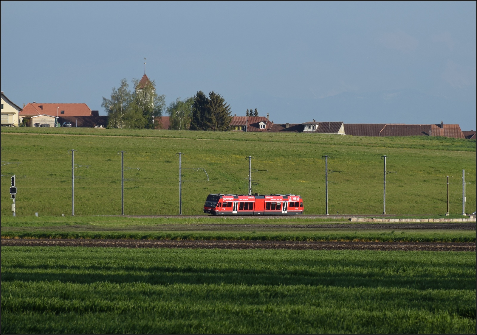 Auf der Biel-Täuffelen-Ins Bahn.

GTW Be 2/6 501 der ASm bei Siselen. April 2022. 