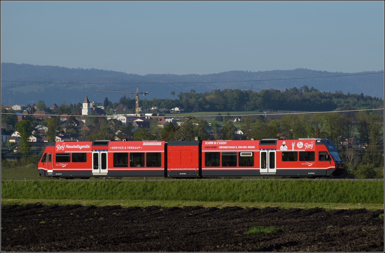 Auf der Biel-Tuffelen-Ins Bahn.

GTW Be 2/6 501 der ASm im Lscherzer Moos. Im Hintergrund das namensgebende Tuffelen. April 2022.