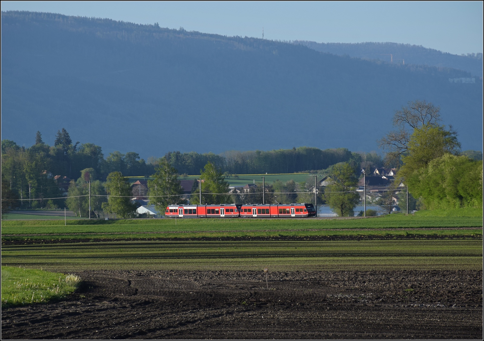 Auf der Biel-Tuffelen-Ins Bahn.

GTW Be 2/6 513 und GTW Be 2/6 512 der ASm im Lscherzer Moos. April 2022. 