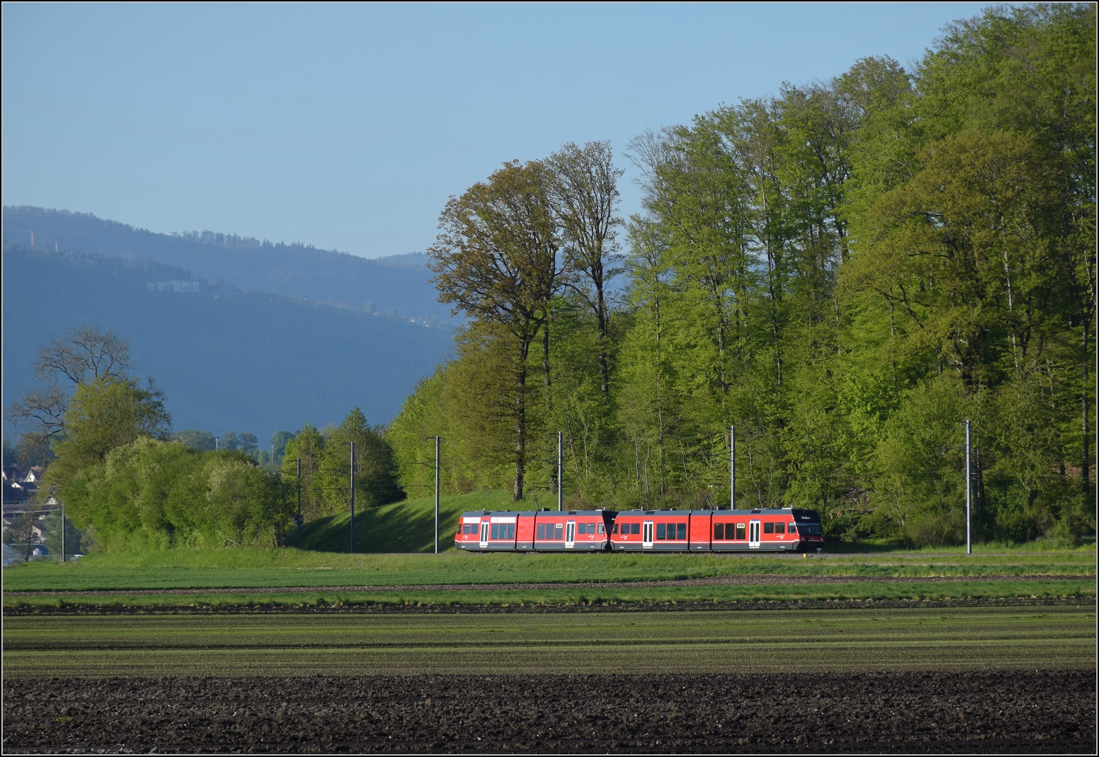 Auf der Biel-Tuffelen-Ins Bahn.

GTW Be 2/6 513 und GTW Be 2/6 512 der ASm. Siselen, April 2022. 