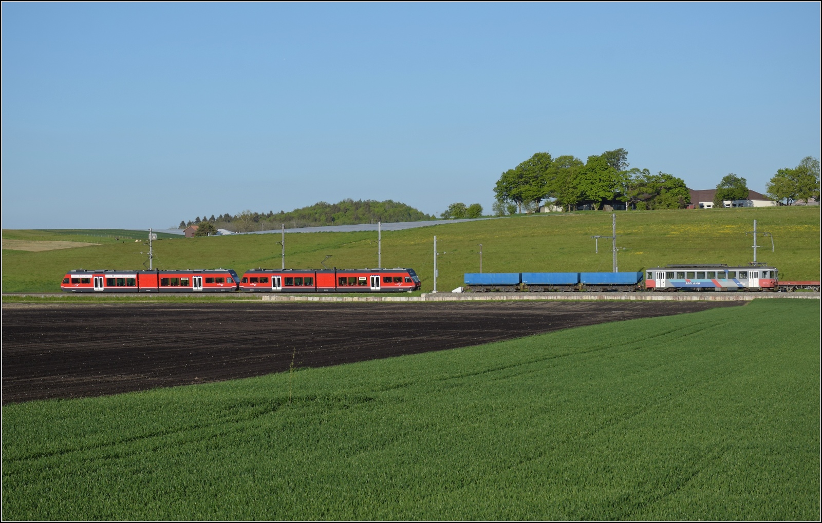 Auf der Biel-Täuffelen-Ins Bahn.

GTW Be 2/6 513 und GTW Be 2/6 512 der ASm. Siselen, April 2022. 