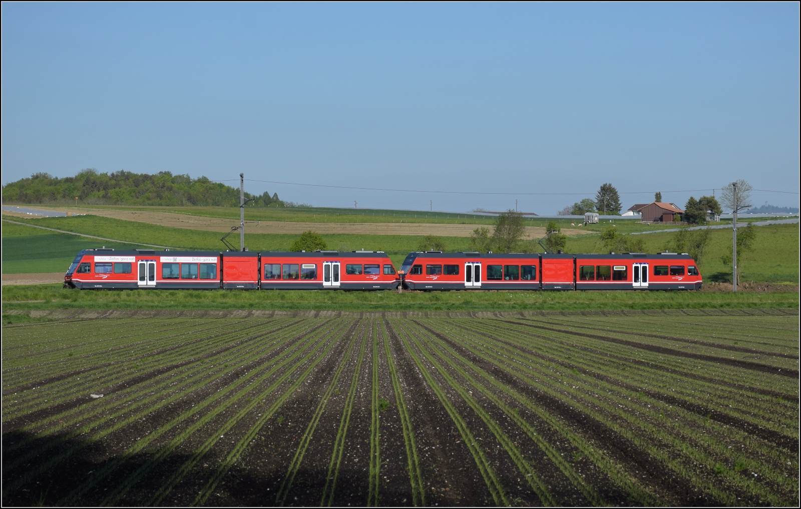 Auf der Biel-Tuffelen-Ins Bahn.

GTW Be 2/6 512 und GTW Be 2/6 513 der ASm bei Siselen. April 2022.