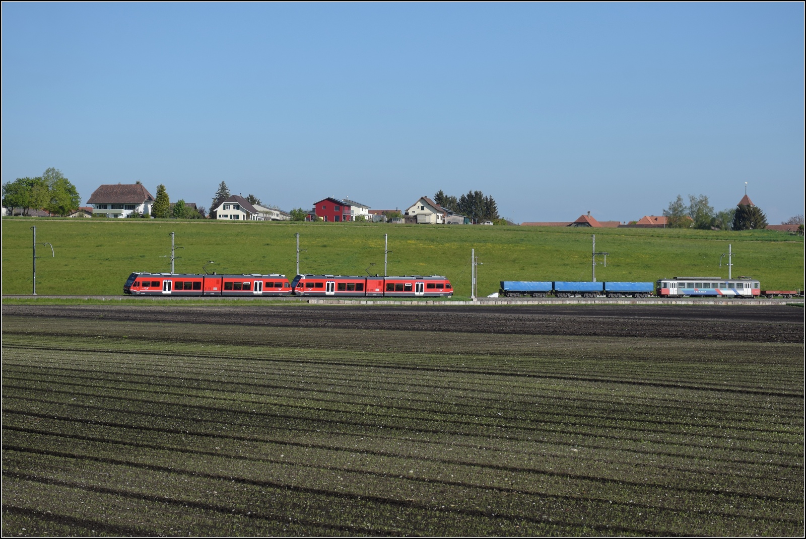 Auf der Biel-Tuffelen-Ins Bahn.

GTW Be 2/6 509 und GTW Be 2/6 510 der ASm bei Siselen. April 2022.