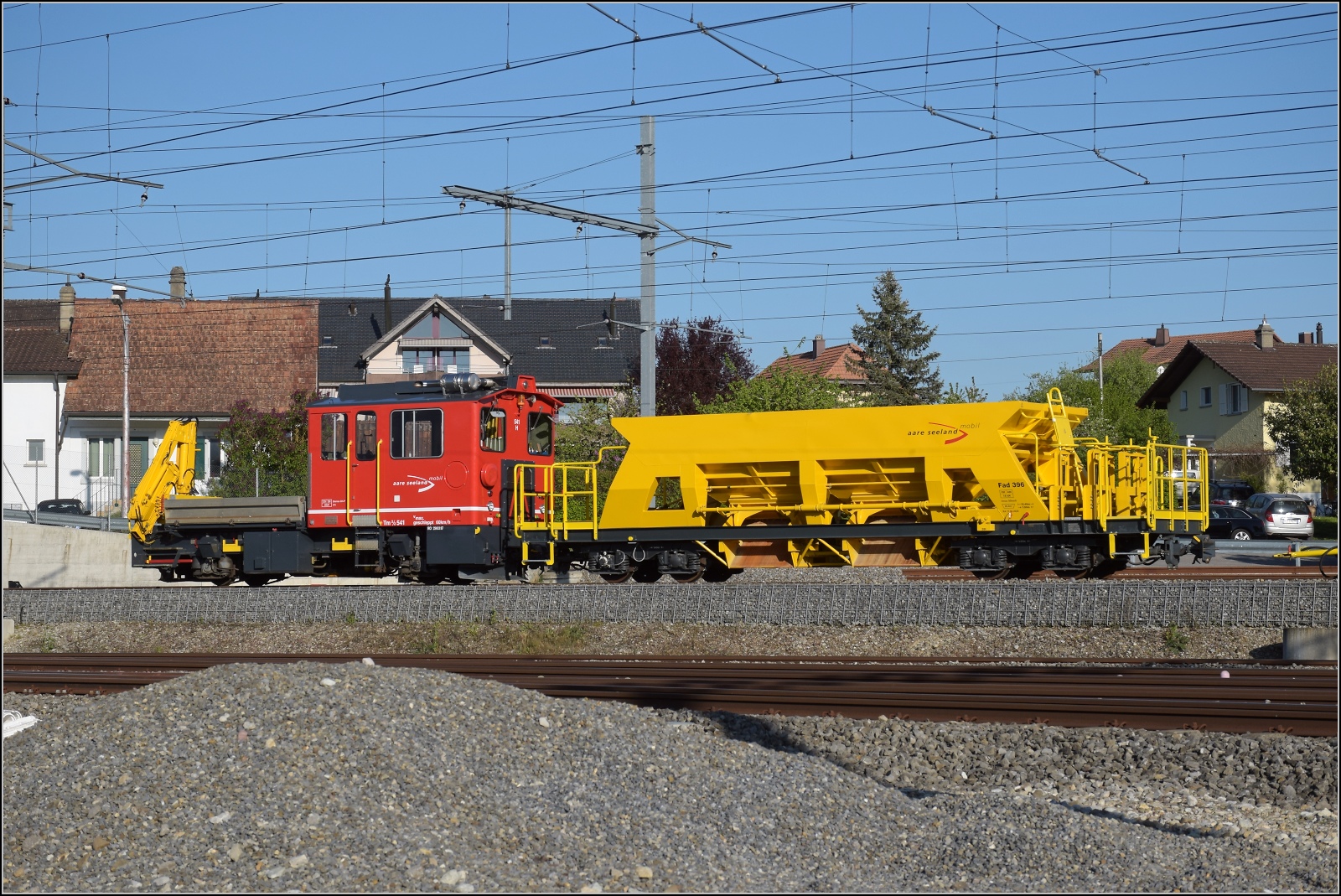 Auf der Biel-Täuffelen-Ins Bahn.

Rangier und Bautraktor Tm 2/2 541 mit Kieswagen X 392 in Siselen, April 2022.
