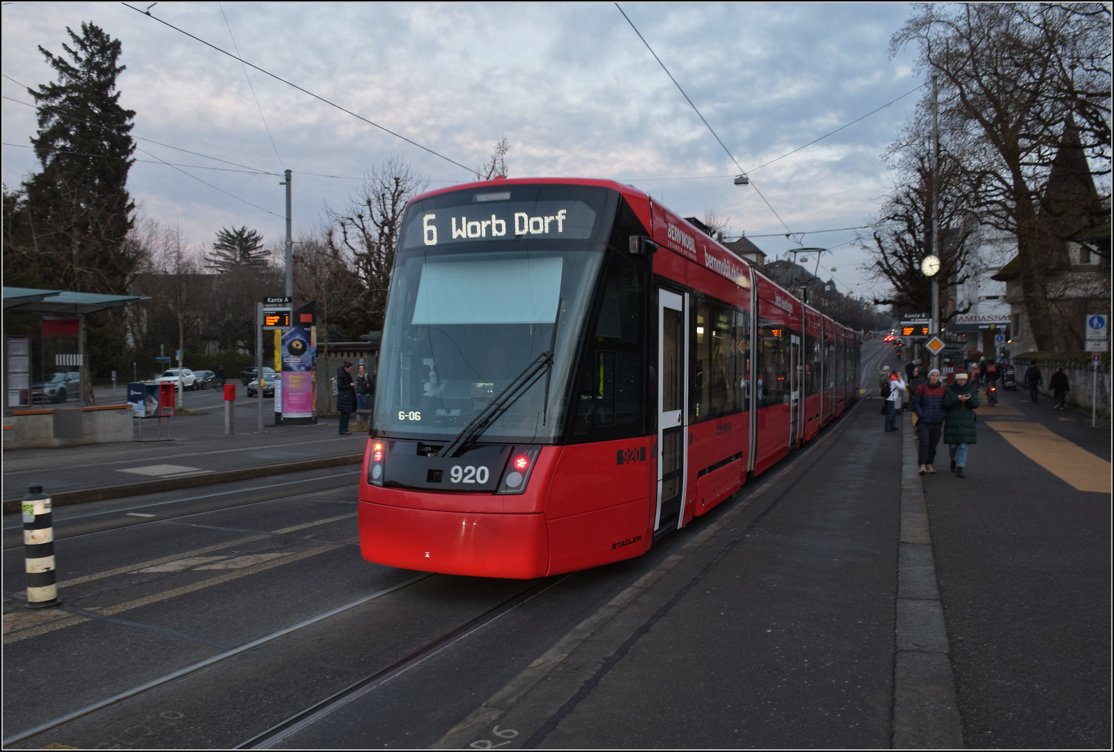 Auf dem Helvetiaplatz in Bern. Im Bild die Tramlink Be 6/8 920 in Zweirichtungsversion nach Worb. Januar 2026.