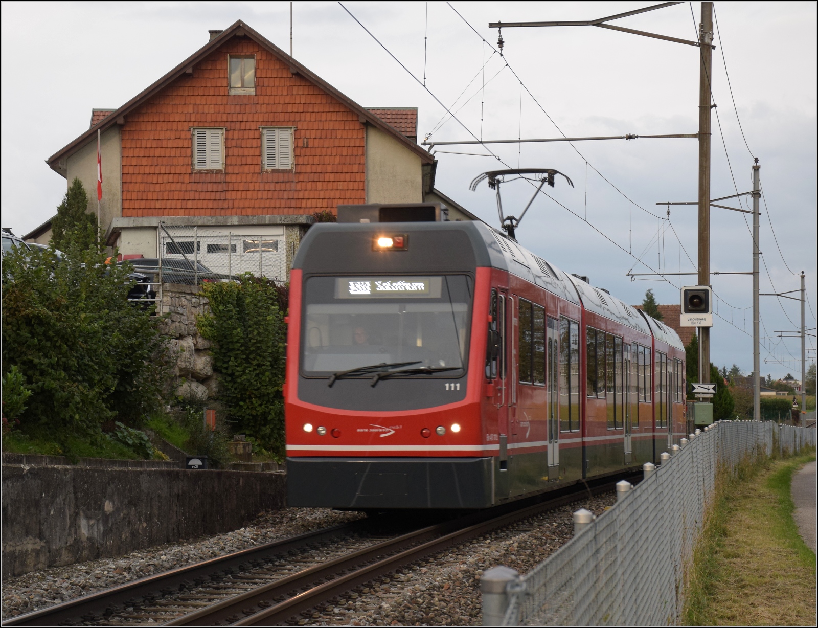 Auf der Schweizer Gäubahn.

Be 4/8 111 'Jupiter' unterwegs Richtung Oensingen. Niederbipp, Oktober 2024.