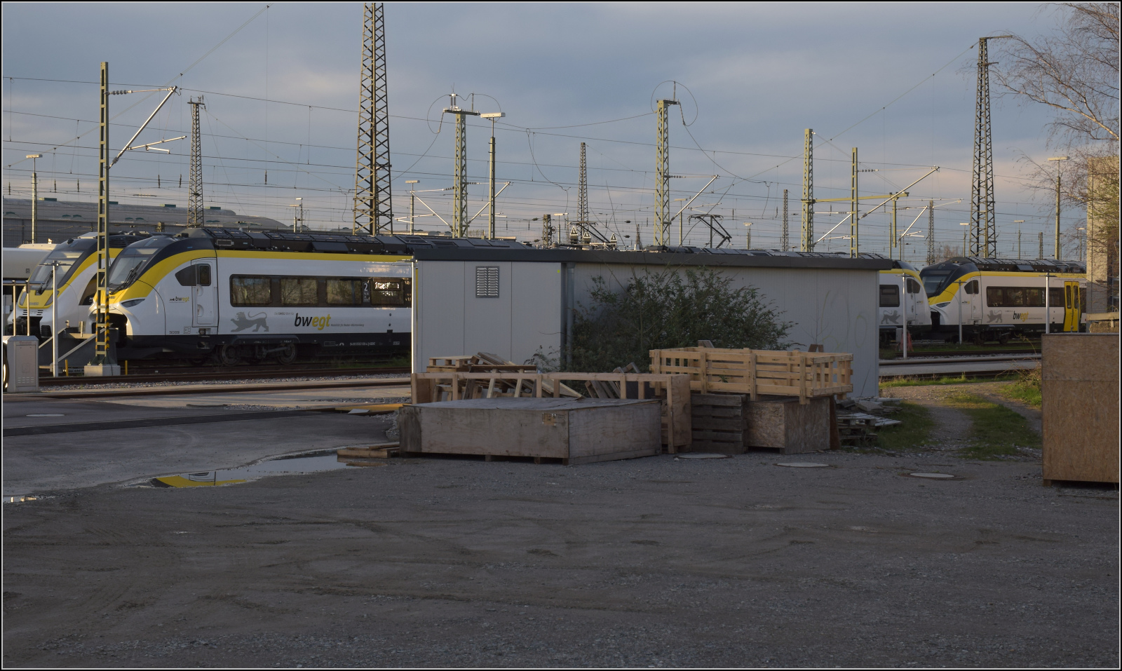 Auf der Suche nach den BEMUs.

Noch immer gut versteckt: Der Mireo-Akkutriebwagen 563 006 in Offenburg, dahinter auf dem gleichen Gleis 563 007, daneben der Talent 3 mit der Nummer 8442 185. März 2024.