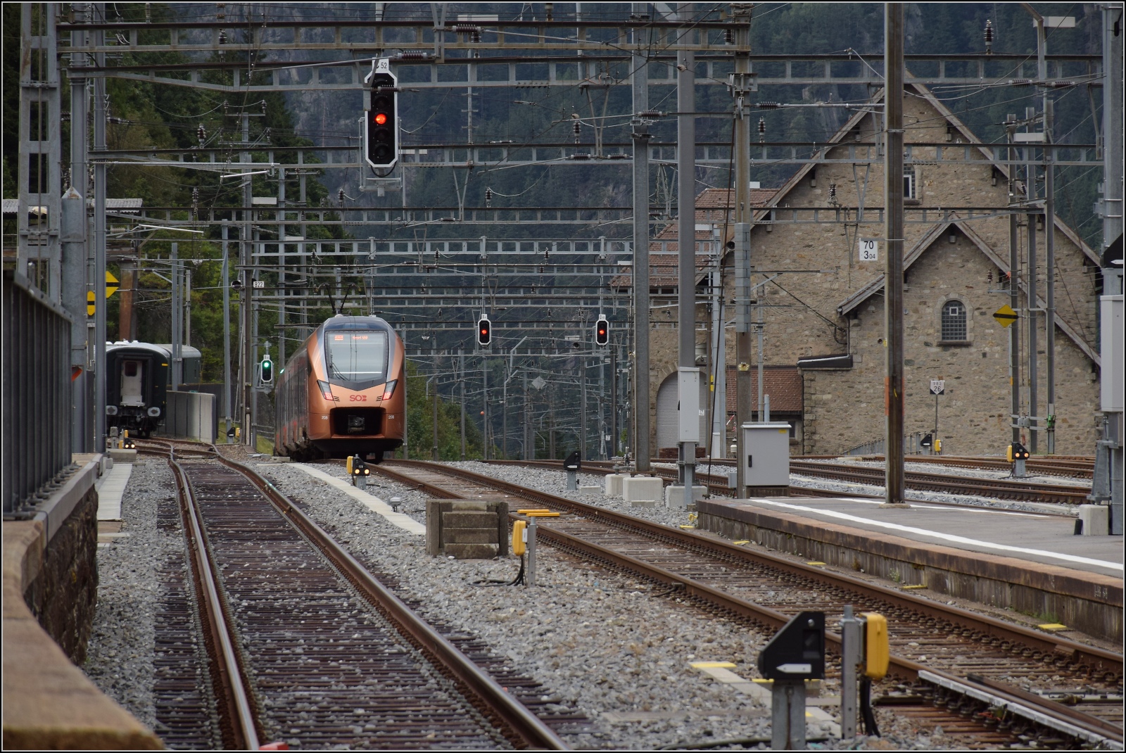 Ausfahrt des RABe 526 108 nach Basel. Gschenen, September 2022.