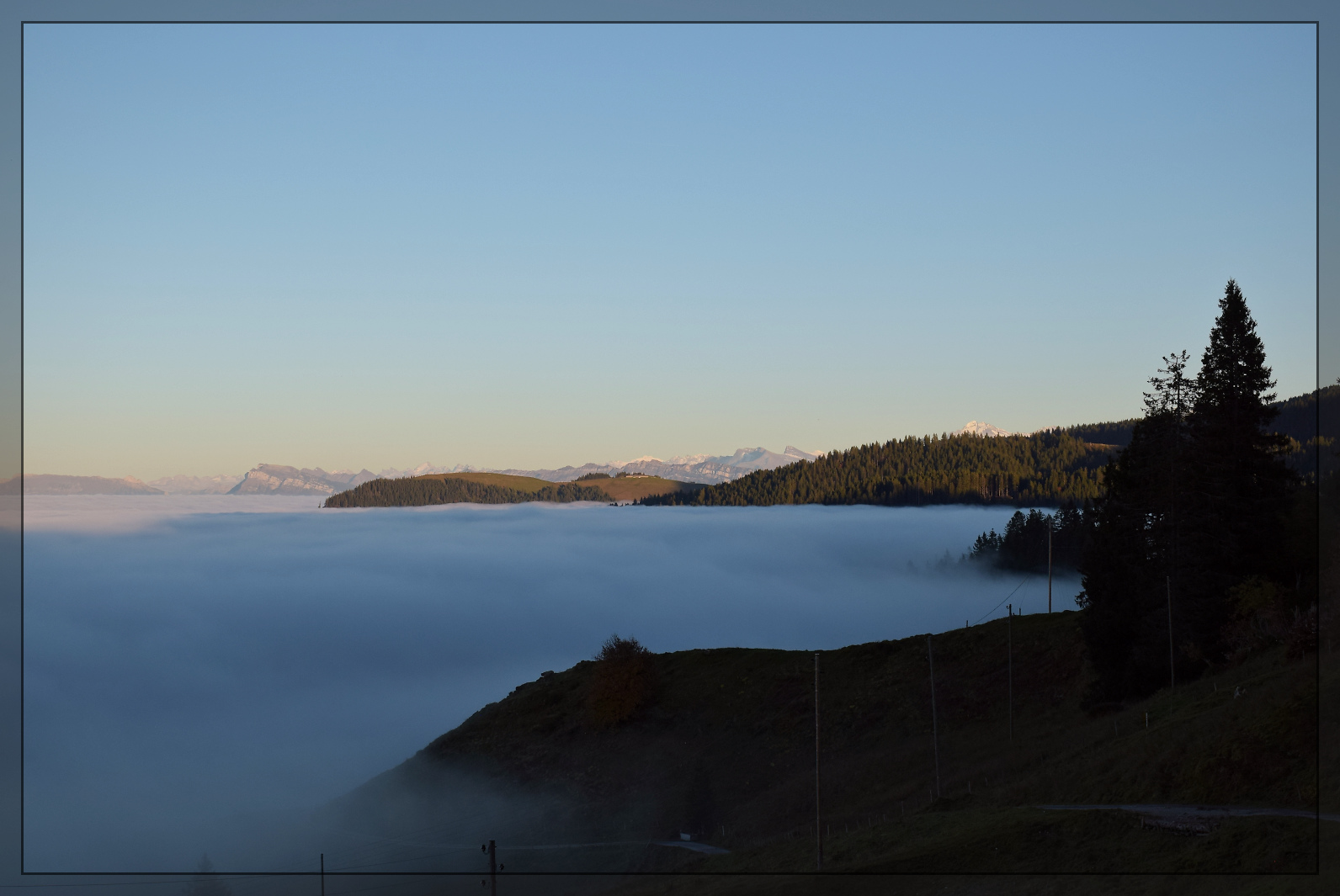 Ausklang eines hochnebligen Tages.

Blick vom Hotel Schwarzenbühl gen Osten. Oktober 2025.