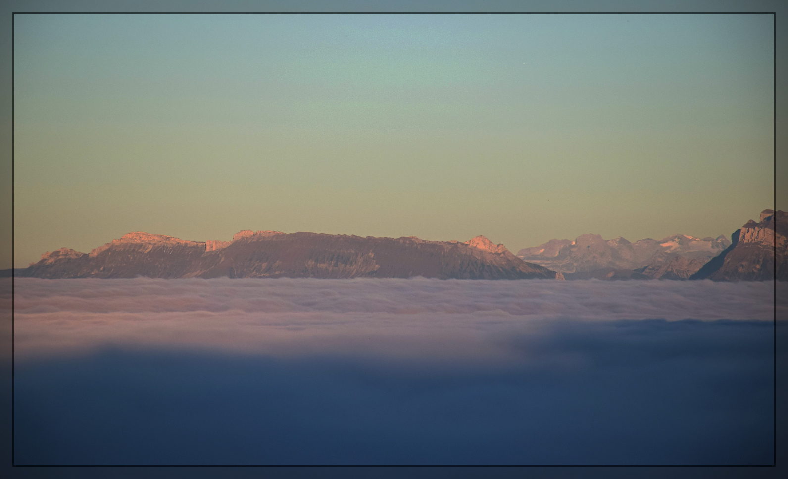 Ausklang eines hochnebligen Tages.

Blick vom Hotel Schwarzenbühl gen Osten. Oktober 2025.