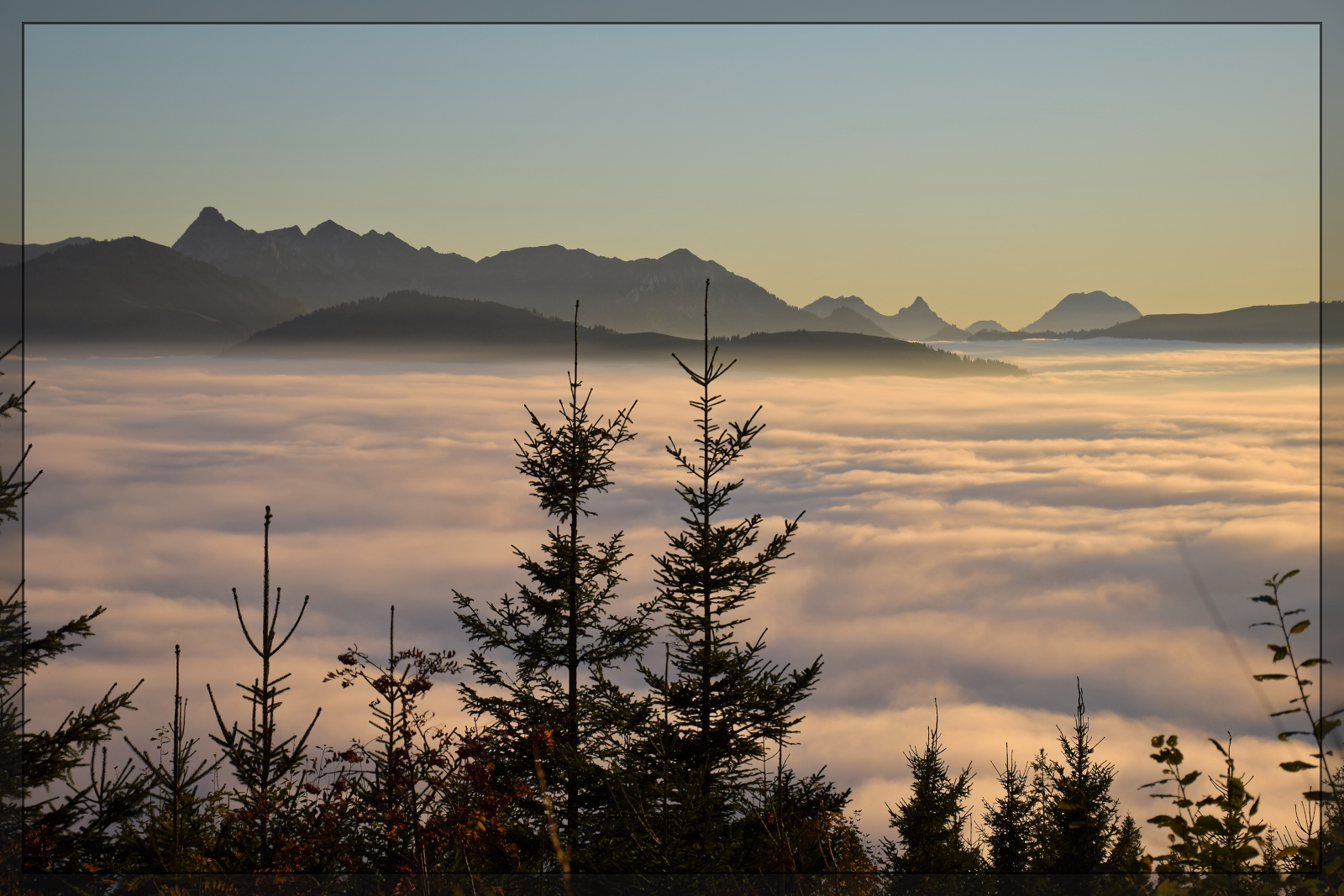 Ausklang eines hochnebligen Tages.

Blick vom Schwarzenbühlpass gen Westen. Oktober 2025.