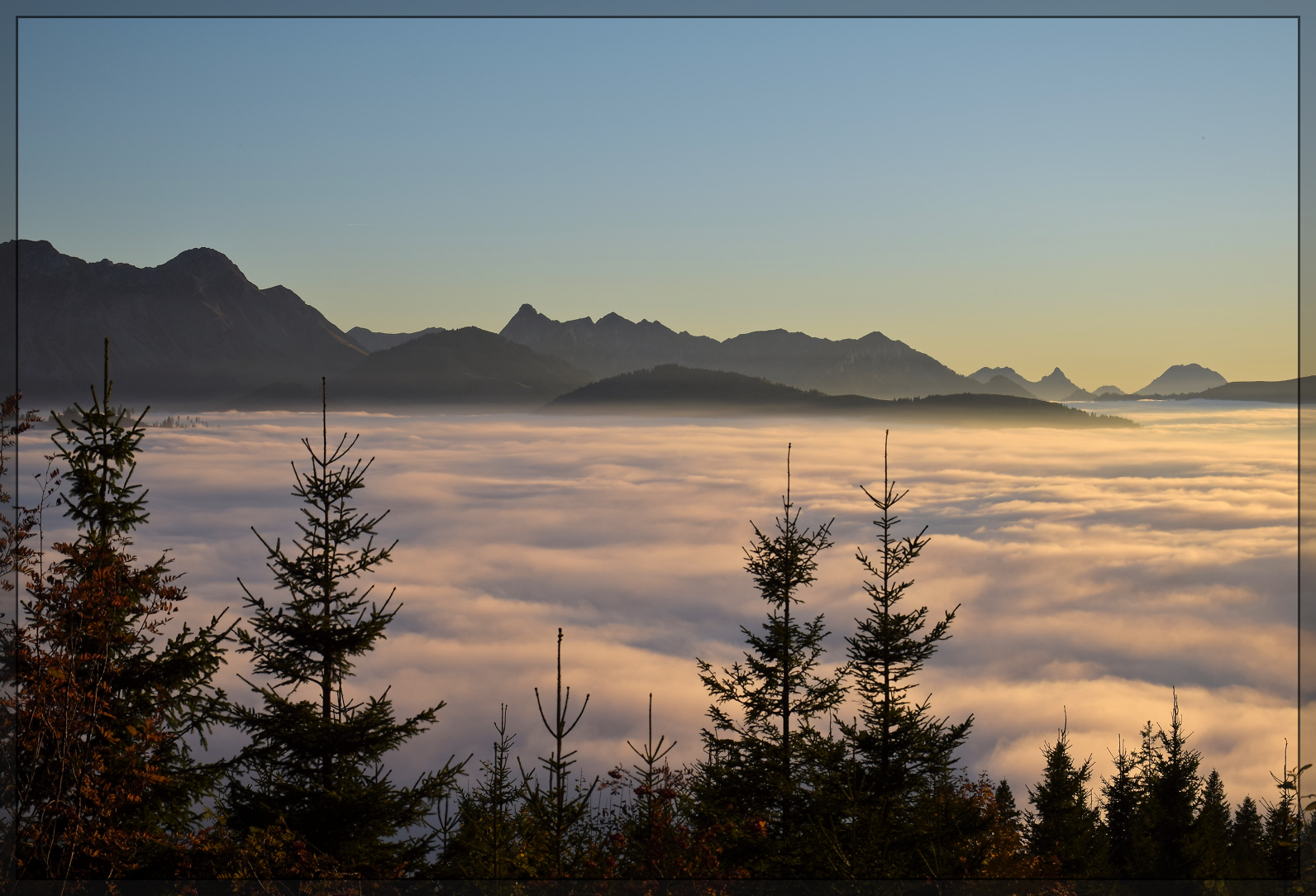 Ausklang eines hochnebligen Tages.

Blick vom Schwarzenbühlpass gen Westen. Oktober 2025.