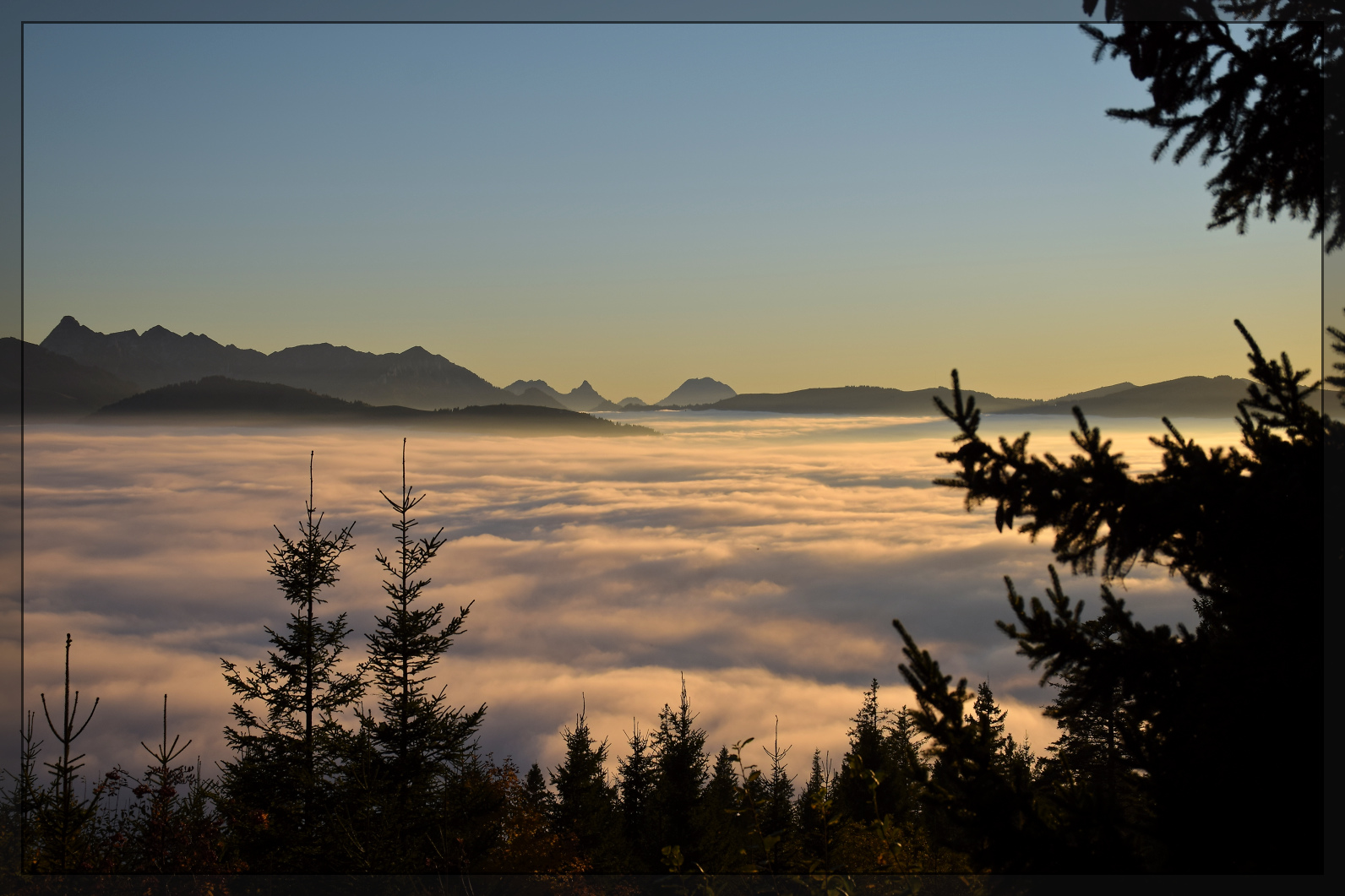 Ausklang eines hochnebligen Tages.

Blick vom Schwarzenbühlpass gen Westen. Oktober 2025.