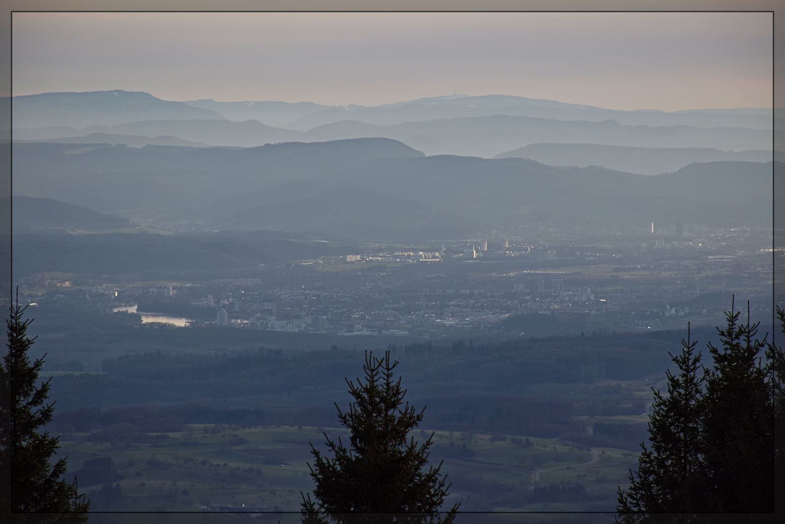 Aussicht bei Atdorf. Blick Richtung Chasseral, der mit seinem massiven Sendemasten von überall her leicht zu identifizieren ist. März 2017