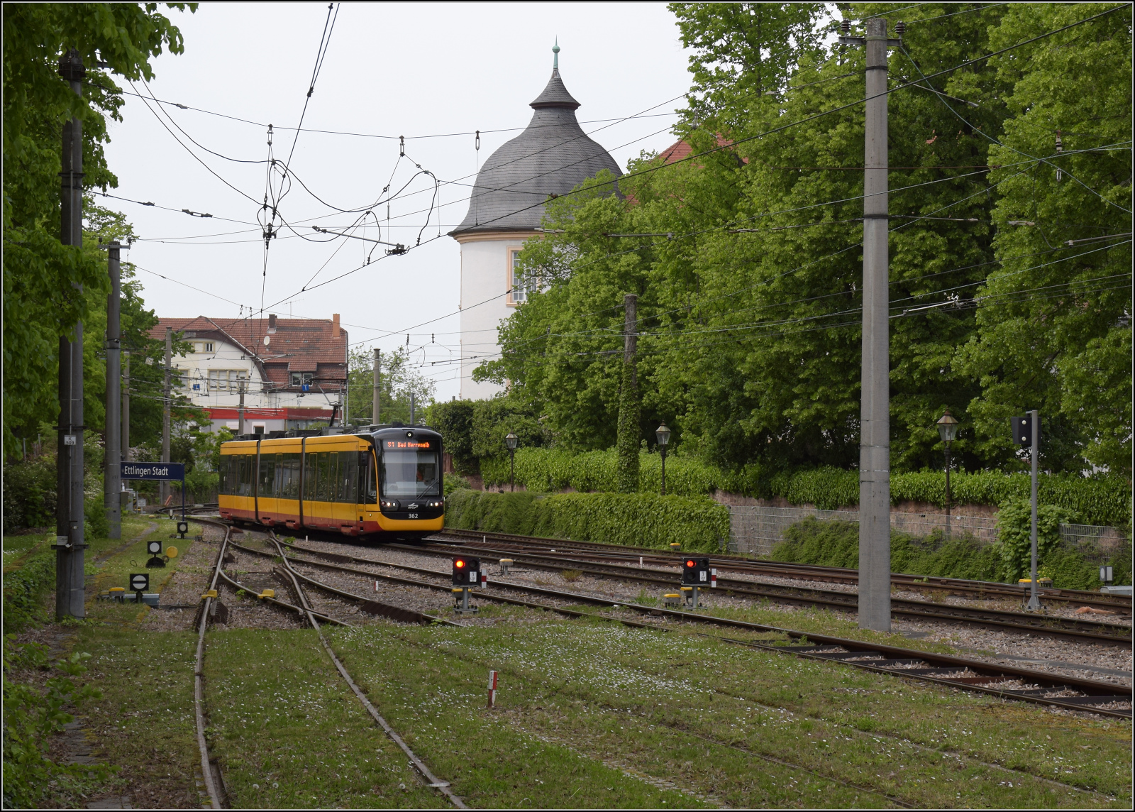 AVG 362 in Ettlingen Stadt. Mai 2024.

Citylink heißen die schicken, neuen Fahrzeuge der AVG. Sie wurden von Stadler Valencia und Vossloh Kiepe geliefert.