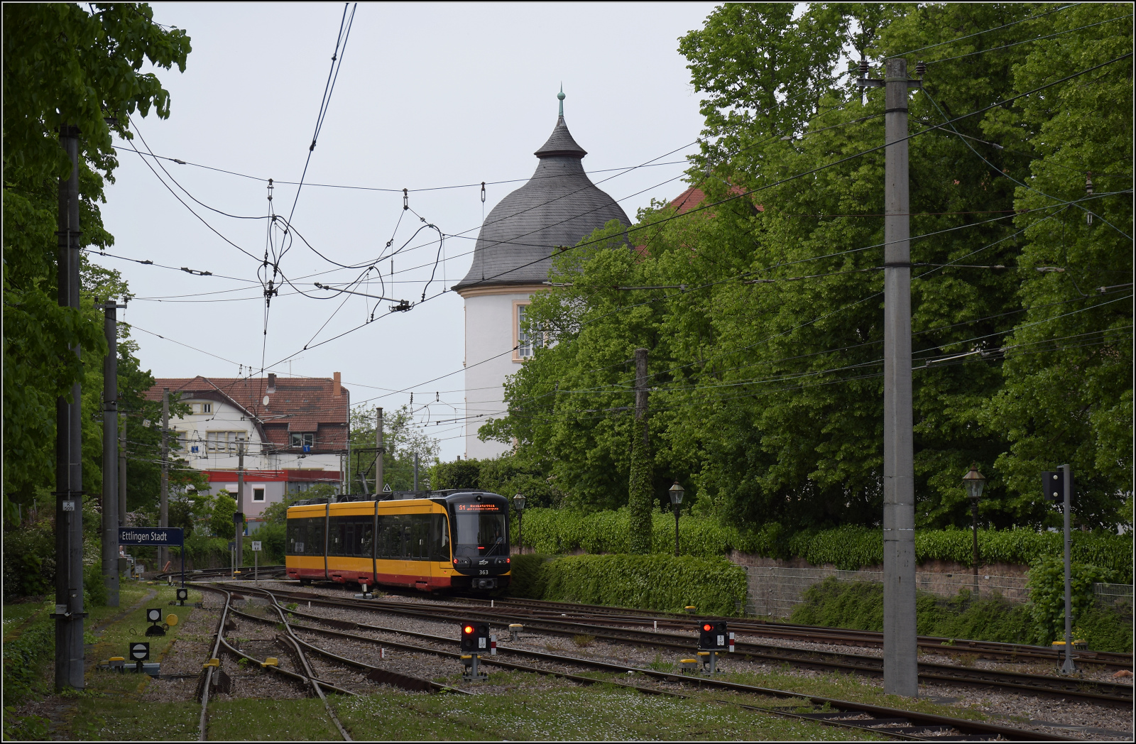 AVG 363 in Ettlingen Stadt. Mai 2024.

Citylink heißen die schicken, neuen Fahrzeuge der AVG. Sie wurden von Stadler Valencia und Vossloh Kiepe geliefert.