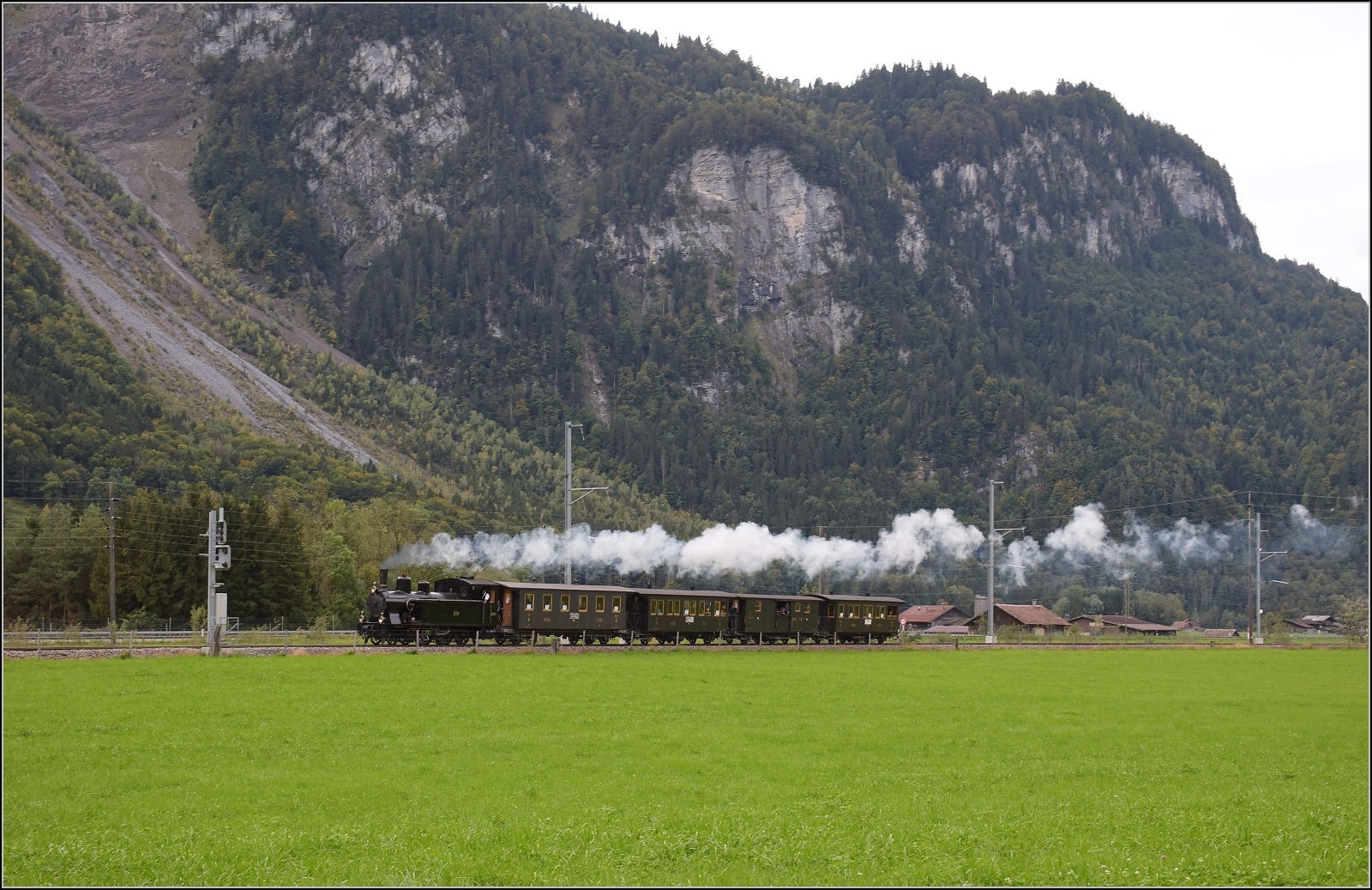 Ballenberg Dampfbahn nach Innertkirchen.

G 3/4 208 entlang der Aare durch das Haslital mit dem Ballenberg im Nacken des Fotografen. Oktober 2019. 