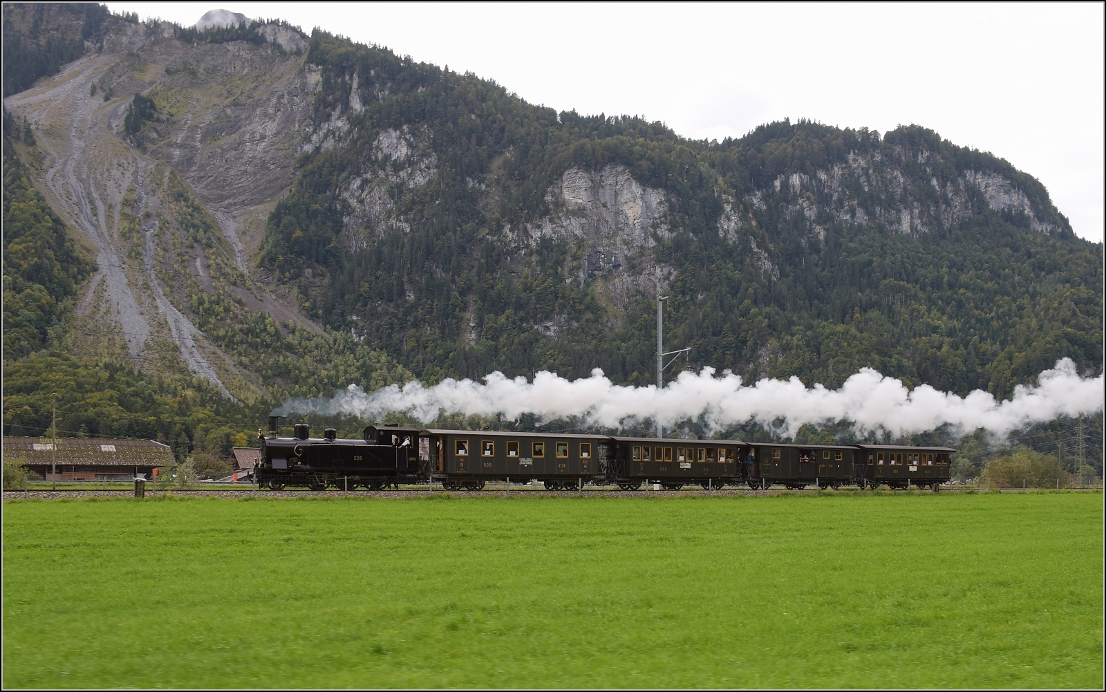 Ballenberg Dampfbahn nach Innertkirchen.

G 3/4 208 entlang der Aare durch das Haslital mit dem Ballenberg im Nacken des Fotografen. Oktober 2019. 