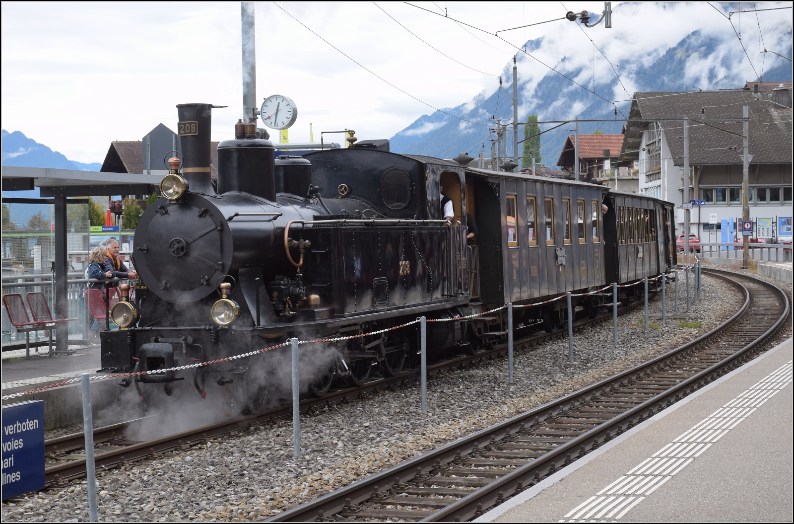 Ballenberg Dampfbahn nach Innertkirchen.

G 3/4 208 beim Halt in Brienz. Oktober 2019. 