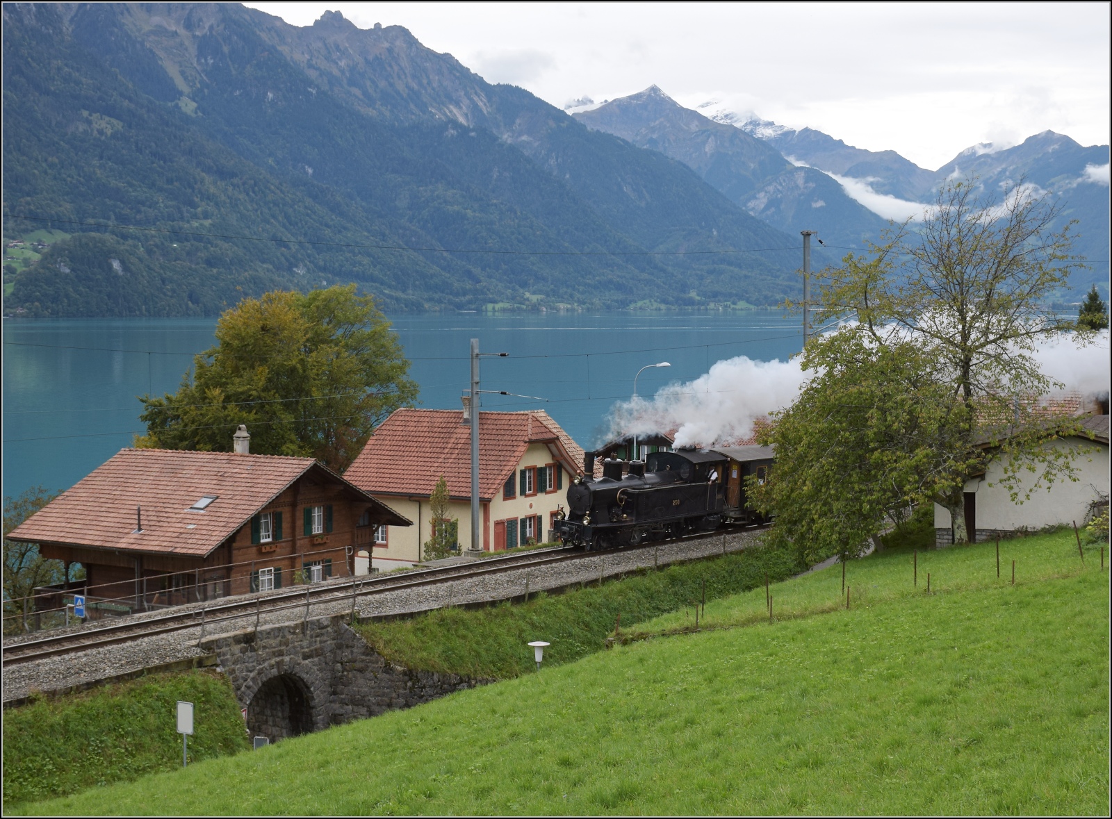 Ballenberg Dampfbahn nach Innertkirchen.

G 3/4 208 in Oberriet am Brienzer See. Oktober 2019. 