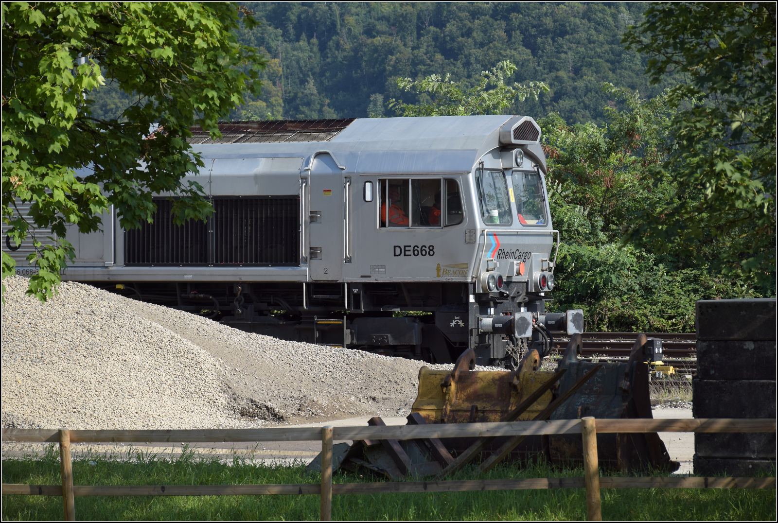 Baustelle vor der Baustelle am Hochrhein.

Im Schatten des letzten  deutschen Atomkraftwerks in Betrieb , was den Standort Leibstadt weitgehend in Deutschland beschreibt, ist ein Baggerballett mit der sich selten ein paar Meter bewegenden 266 068 von Rheincargo beschäftigt. Albbruck, August 2025.