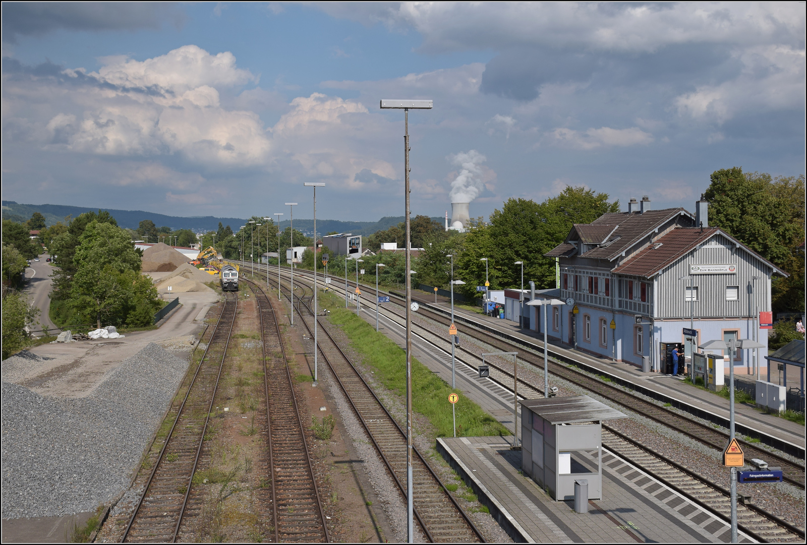Baustelle vor der Baustelle am Hochrhein.

Im Schatten des letzten  deutschen Atomkraftwerks in Betrieb , was den Standort Leibstadt weitgehend in Deutschland beschreibt, ist ein Baggerballett mit der sich selten ein paar Meter bewegenden 266 068 von Rheincargo beschäftigt. Albbruck, August 2025.